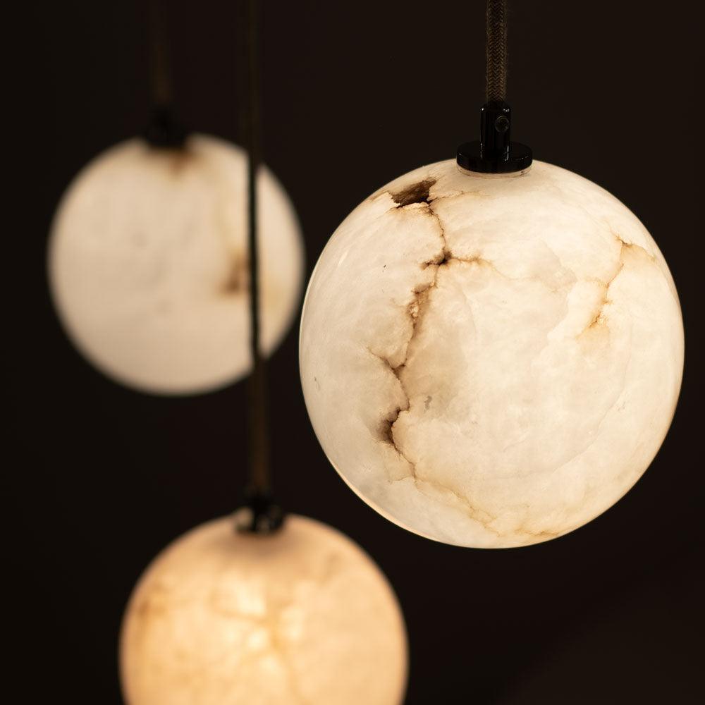 Żyrandol alabastrowy SELENE mosiężny Embassy Interiors Eye on Design