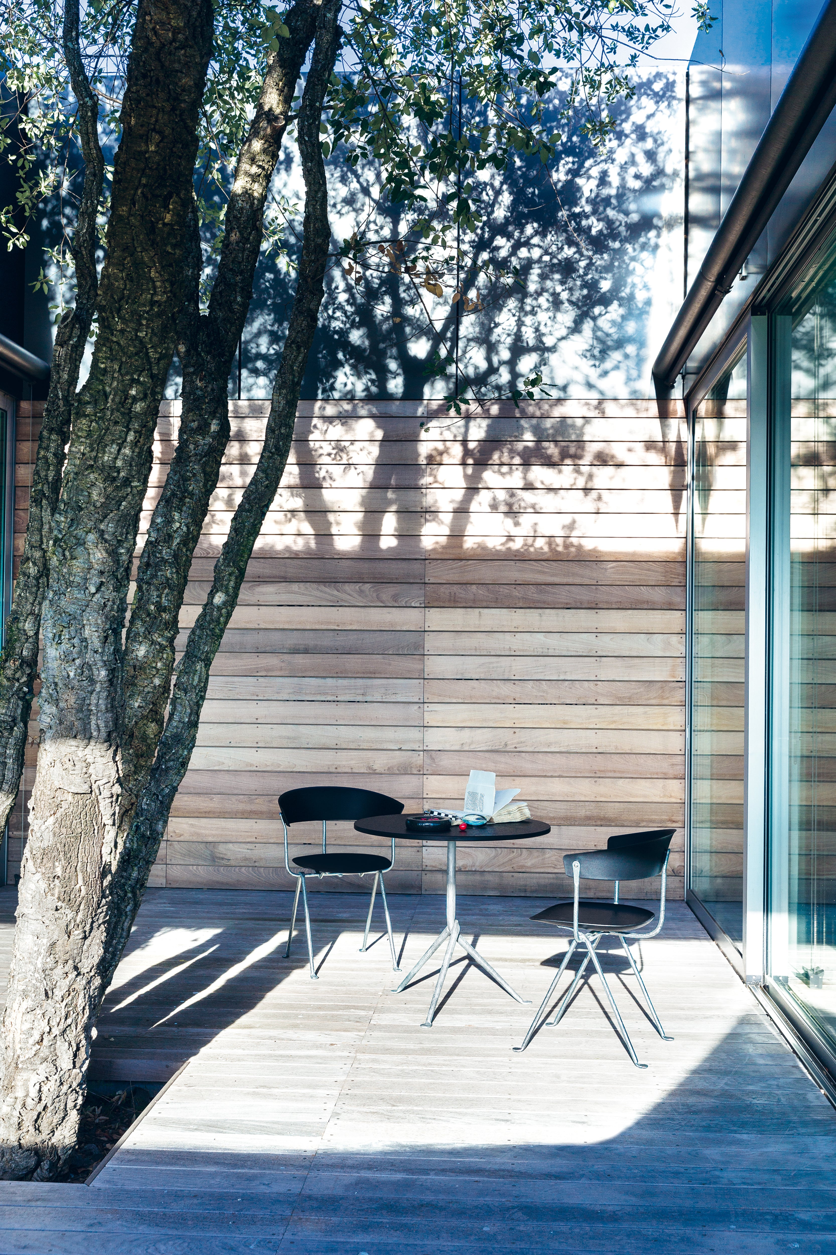 Krzesło OFFICINA metalowa rama czarny buk Magis Eye on Design