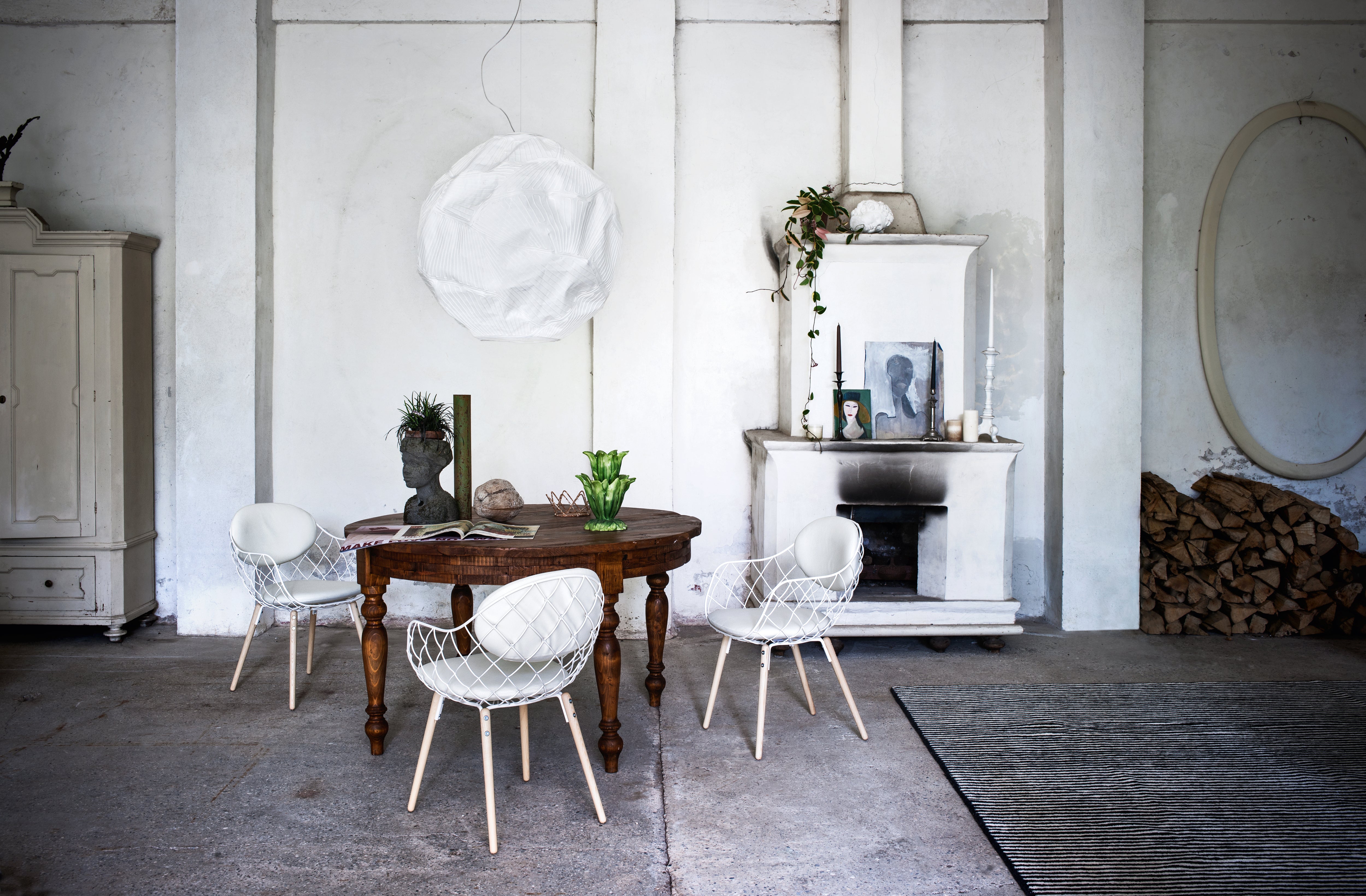 Krzesło druciane PIÑA biały (skórzana poduszka) z drewnianymi nogami Magis Eye on Design