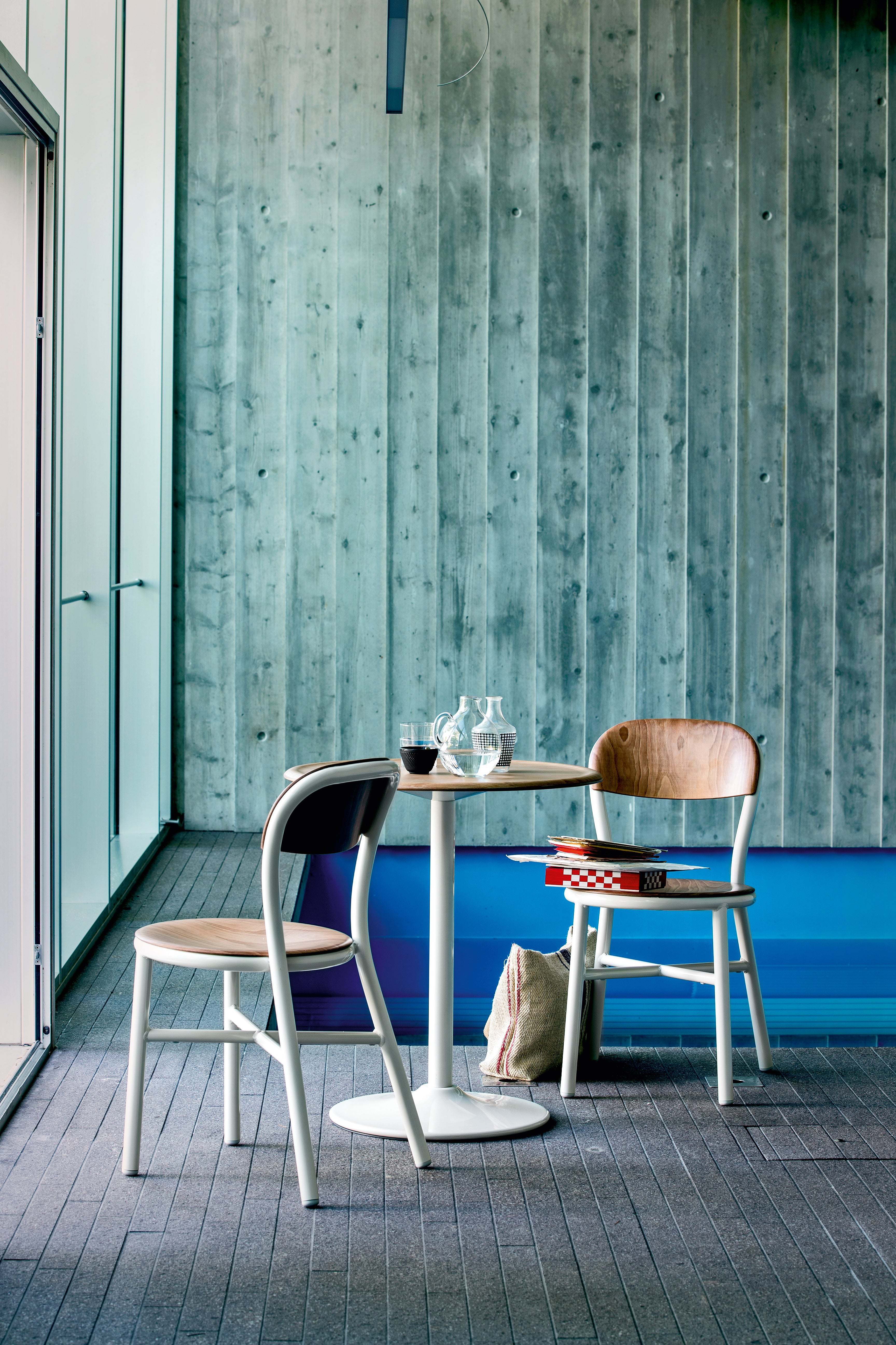 Krzesło PIPE z drewnianymi elementami czarny Magis Eye on Design