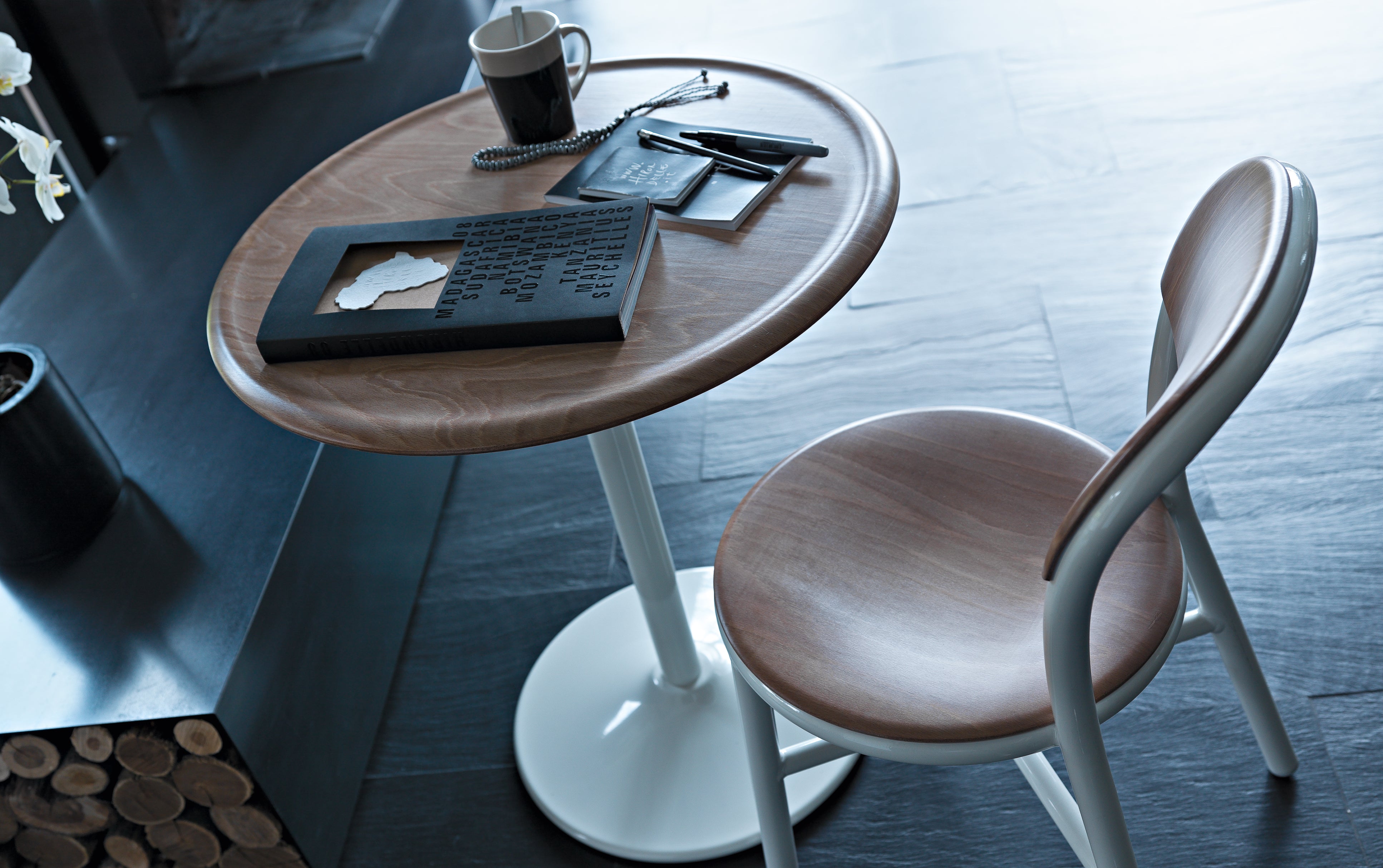 Krzesło PIPE z drewnianymi elementami czarny Magis Eye on Design