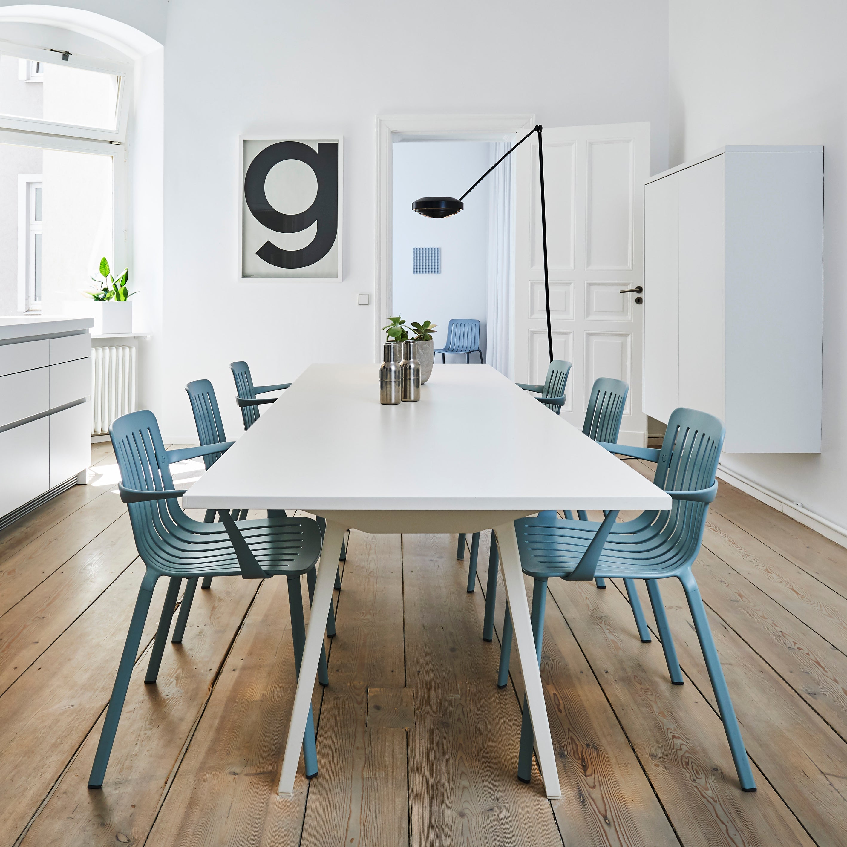 Krzesło zewnętrzne z podłokietnikami PLATO szary Magis Eye on Design