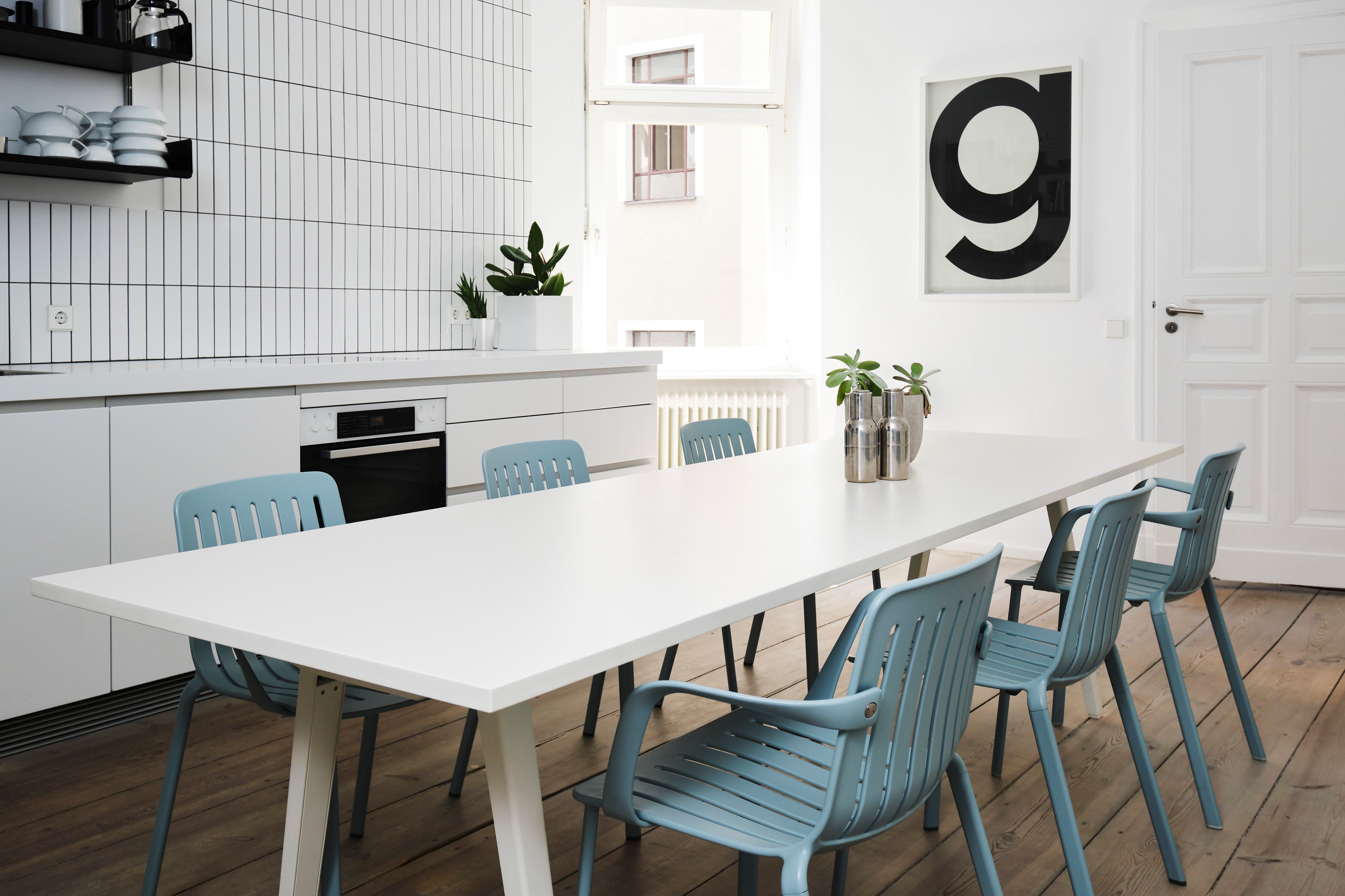 Krzesło zewnętrzne z podłokietnikami PLATO jasnoniebieski Magis Eye on Design