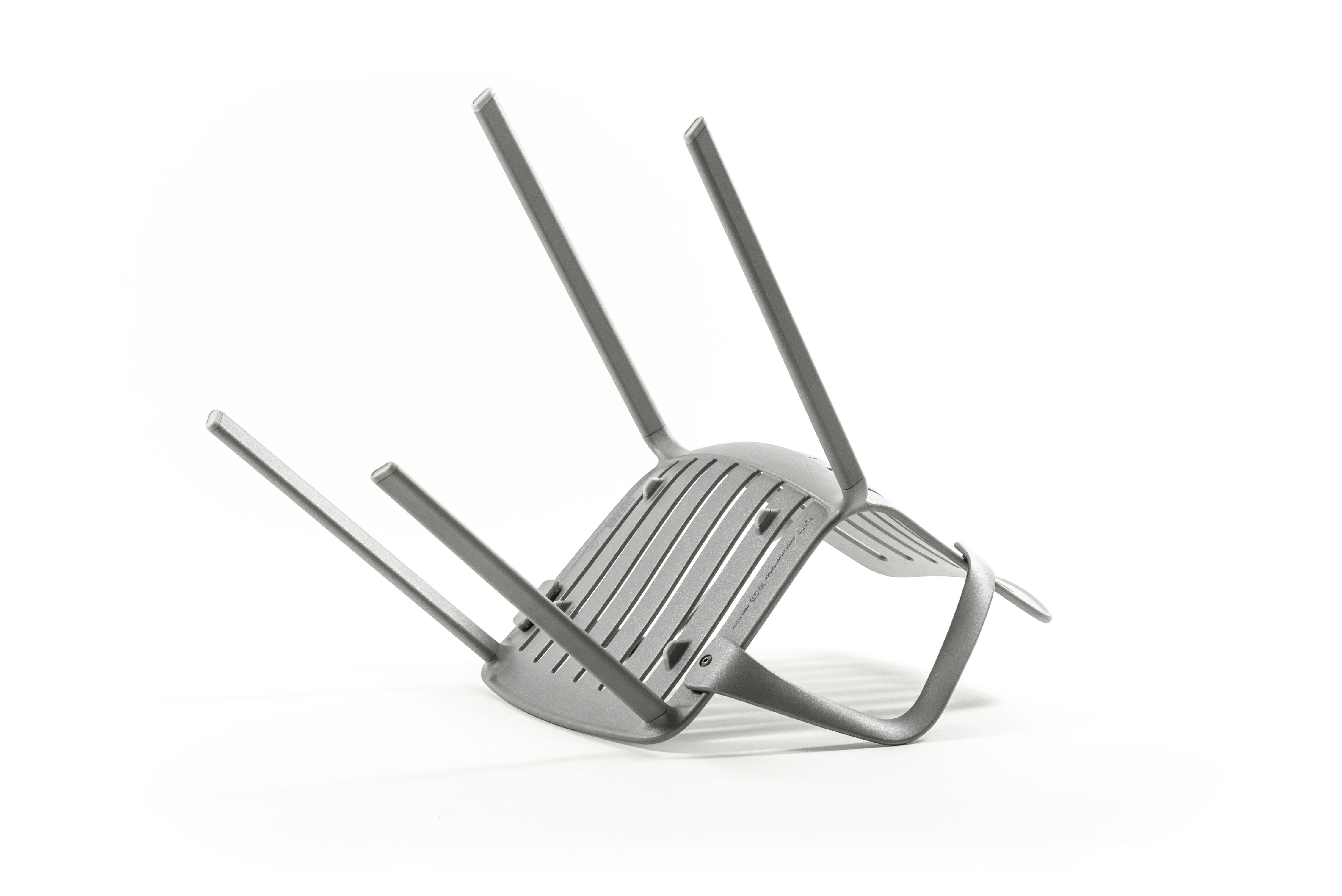 Krzesło zewnętrzne z podłokietnikami PLATO szary Magis Eye on Design