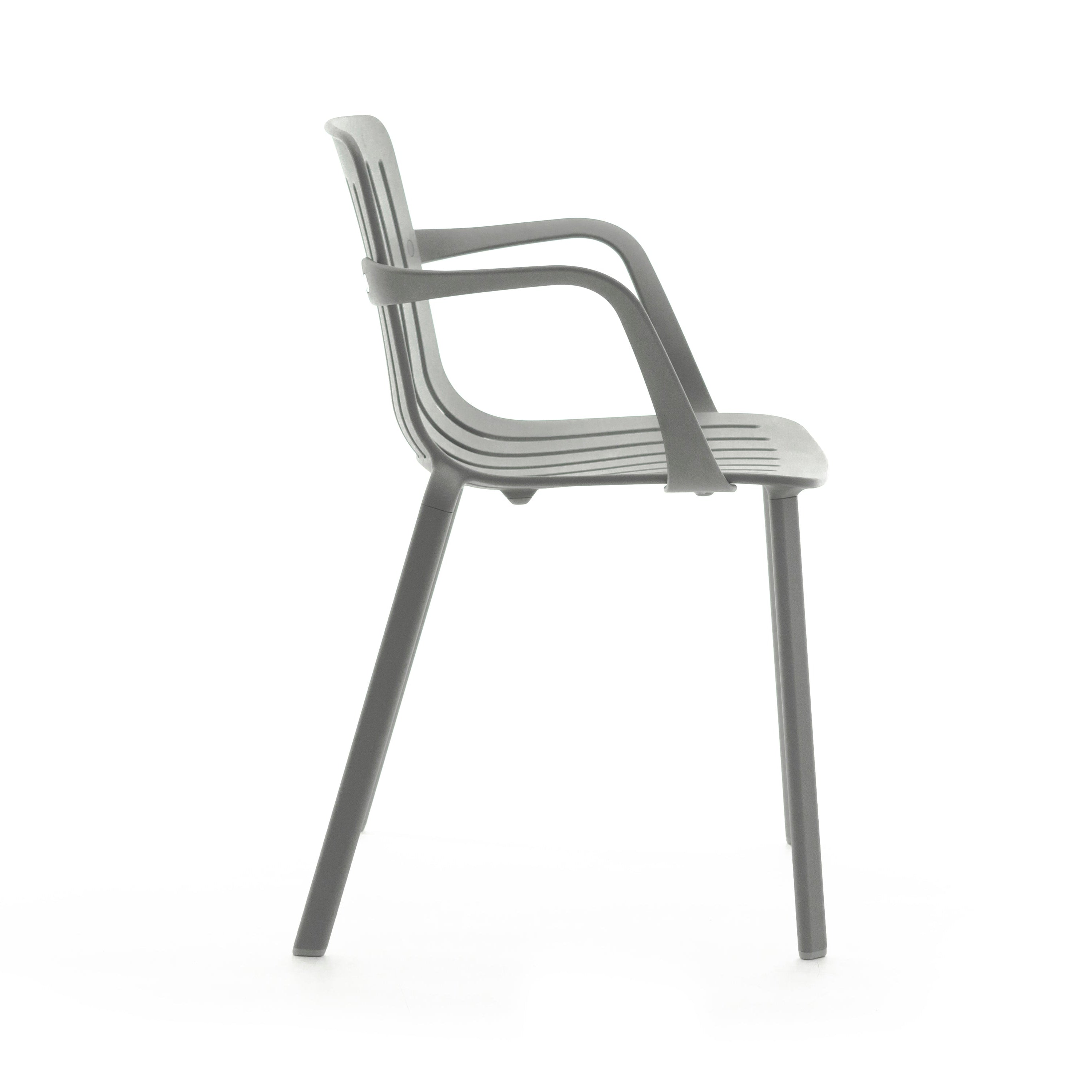 Krzesło zewnętrzne z podłokietnikami PLATO szary Magis Eye on Design