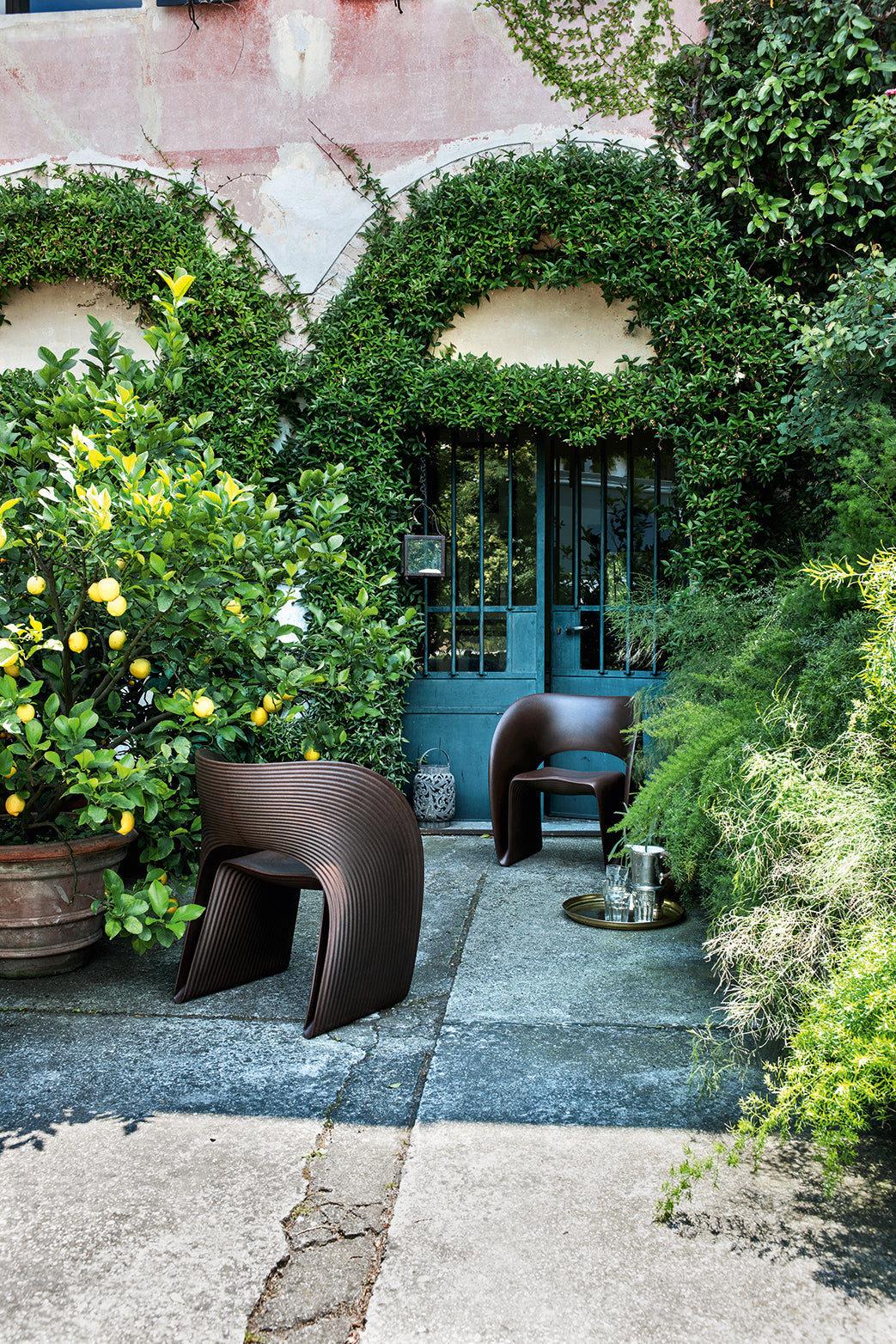 Niskie krzesło RAVIOLO czerwony Magis Eye on Design