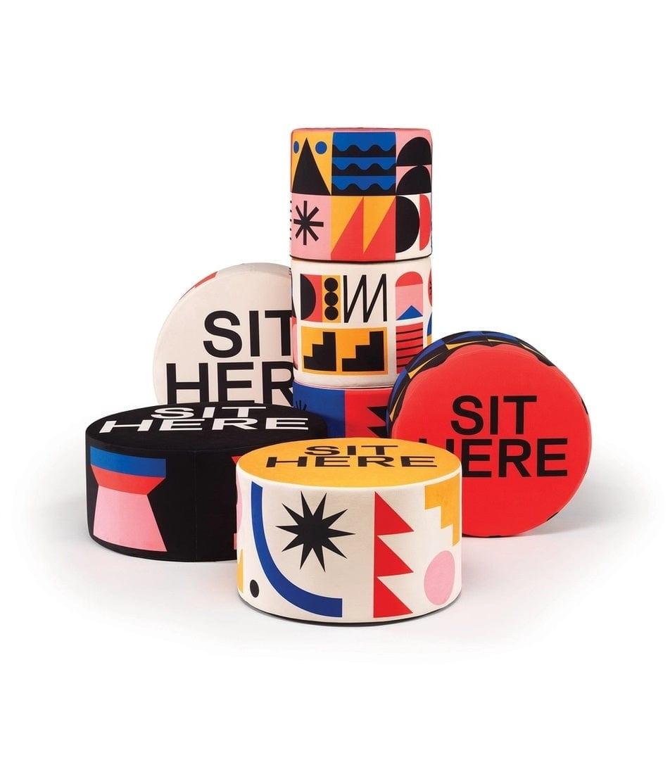 Puf SIT HERE niebieski Qeeboo Eye on Design