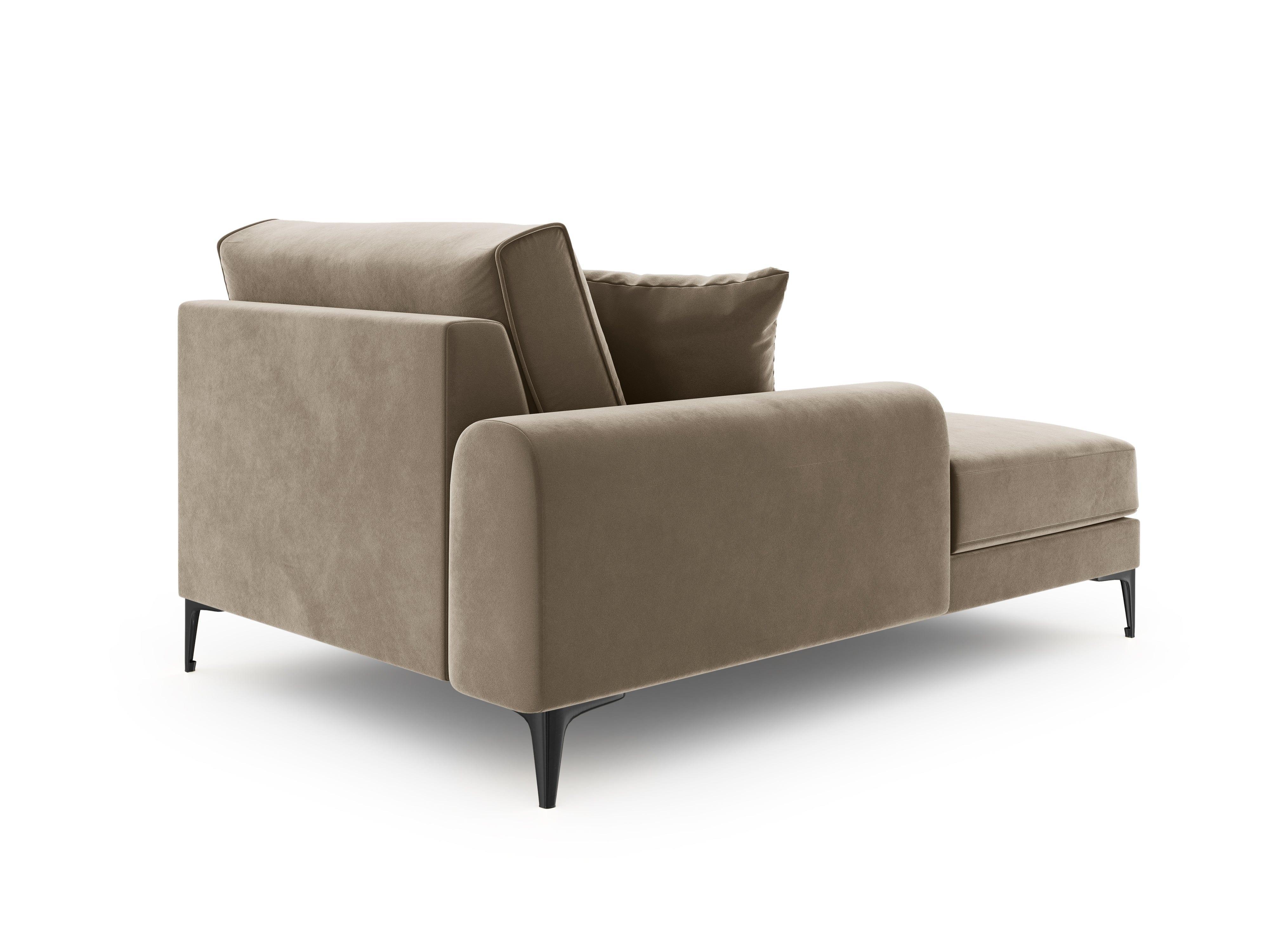Szezlong aksamitny lewostronny MADARA cappuccino z czarną podstawą Mazzini Sofas Eye on Design