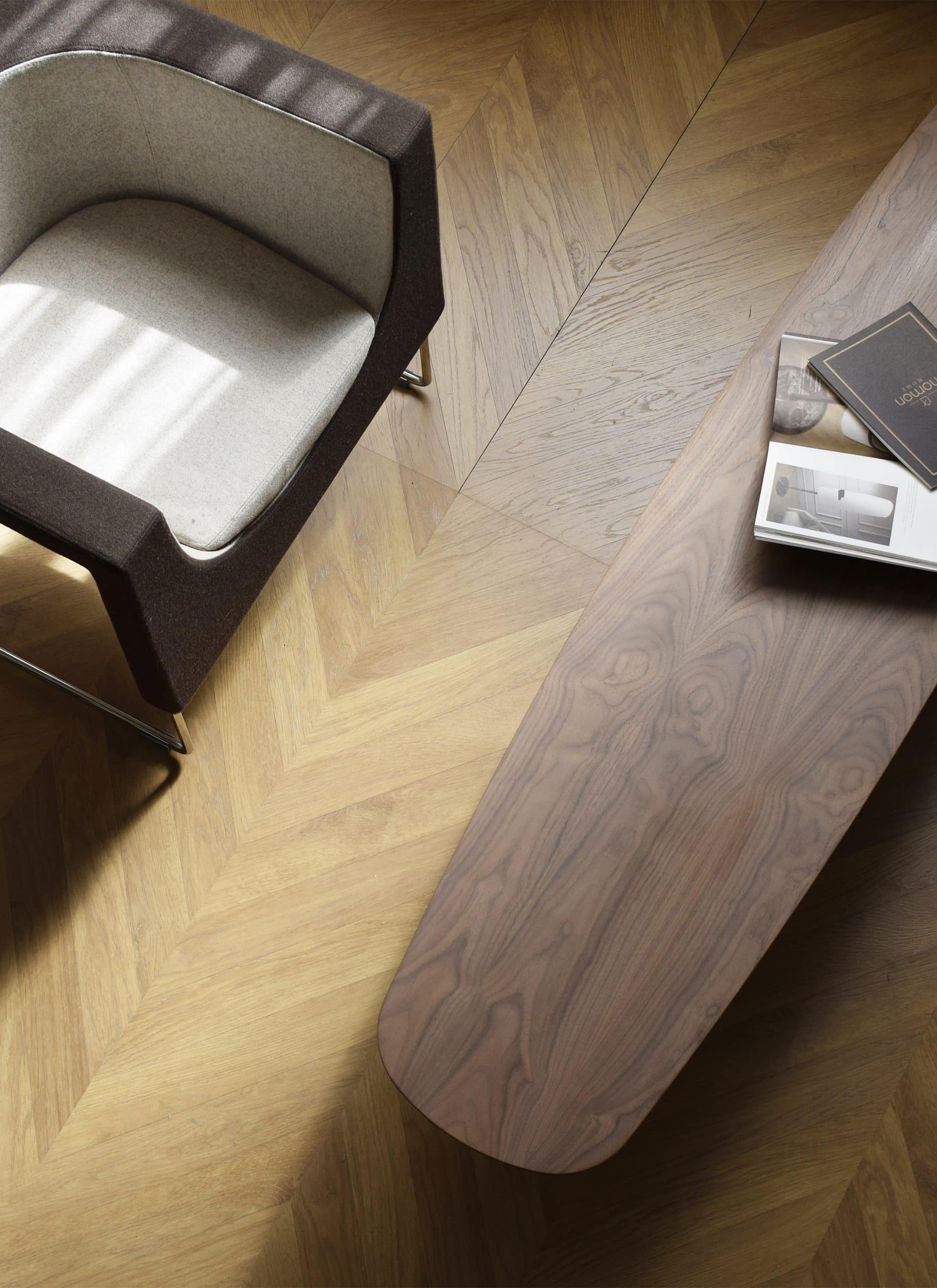 Ovalný konferenčný stolík UNIQUE orechový dyha