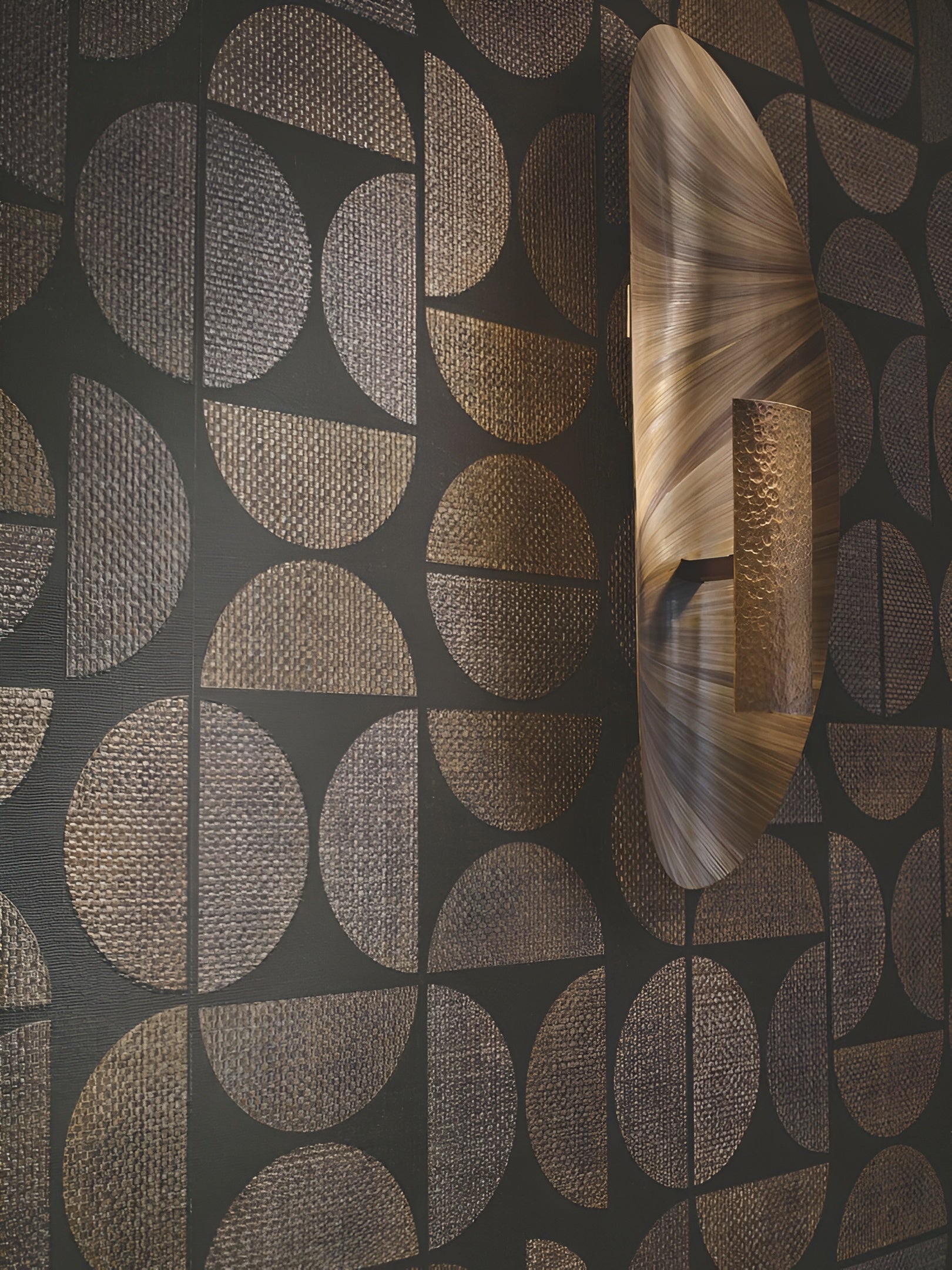 Structural wallpaper imitating raffia with geometric pattern DUALIS - VERT FORÊT green