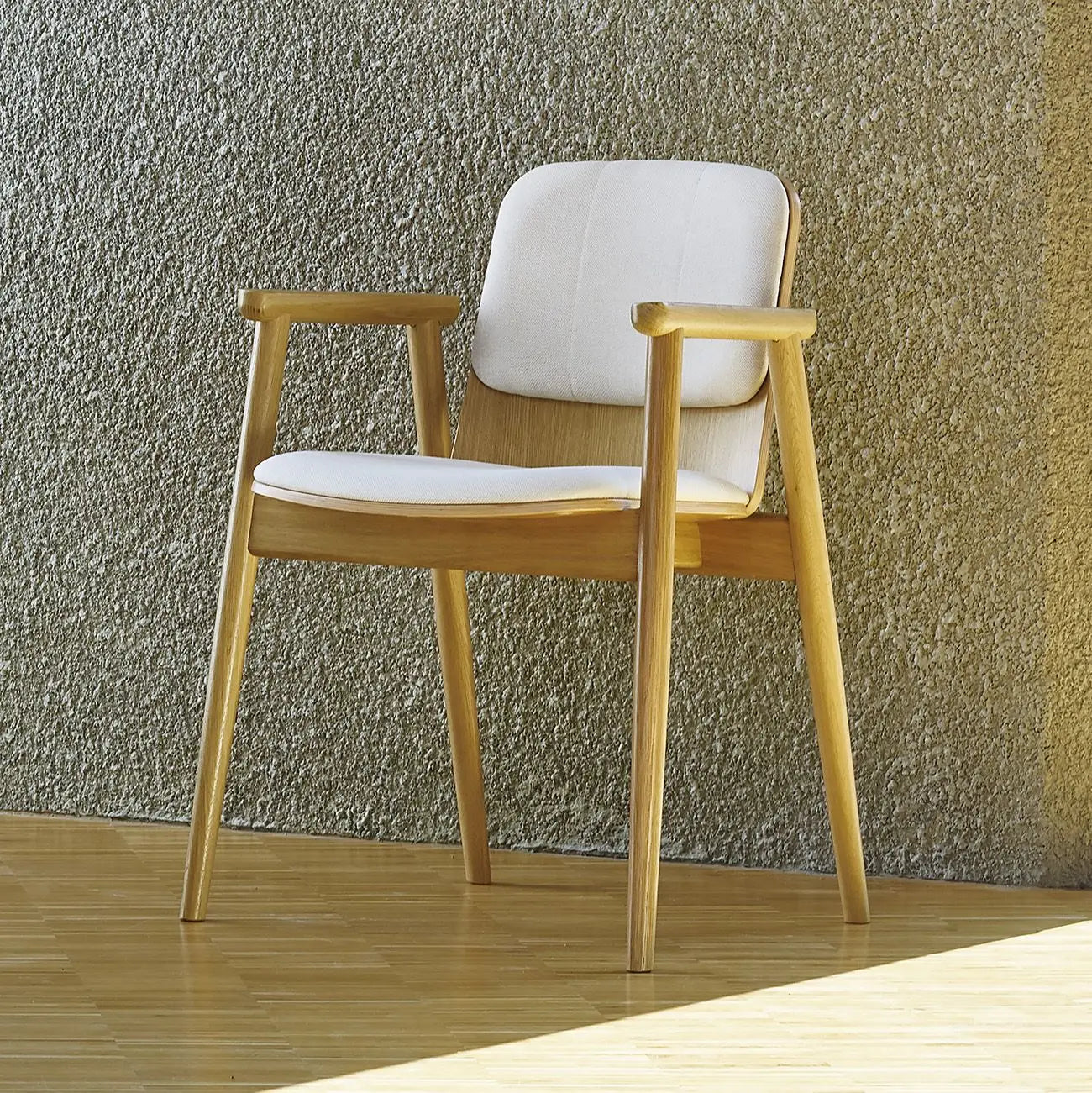 Kreslo s podrúčkami PROP B-4395 čalúnené