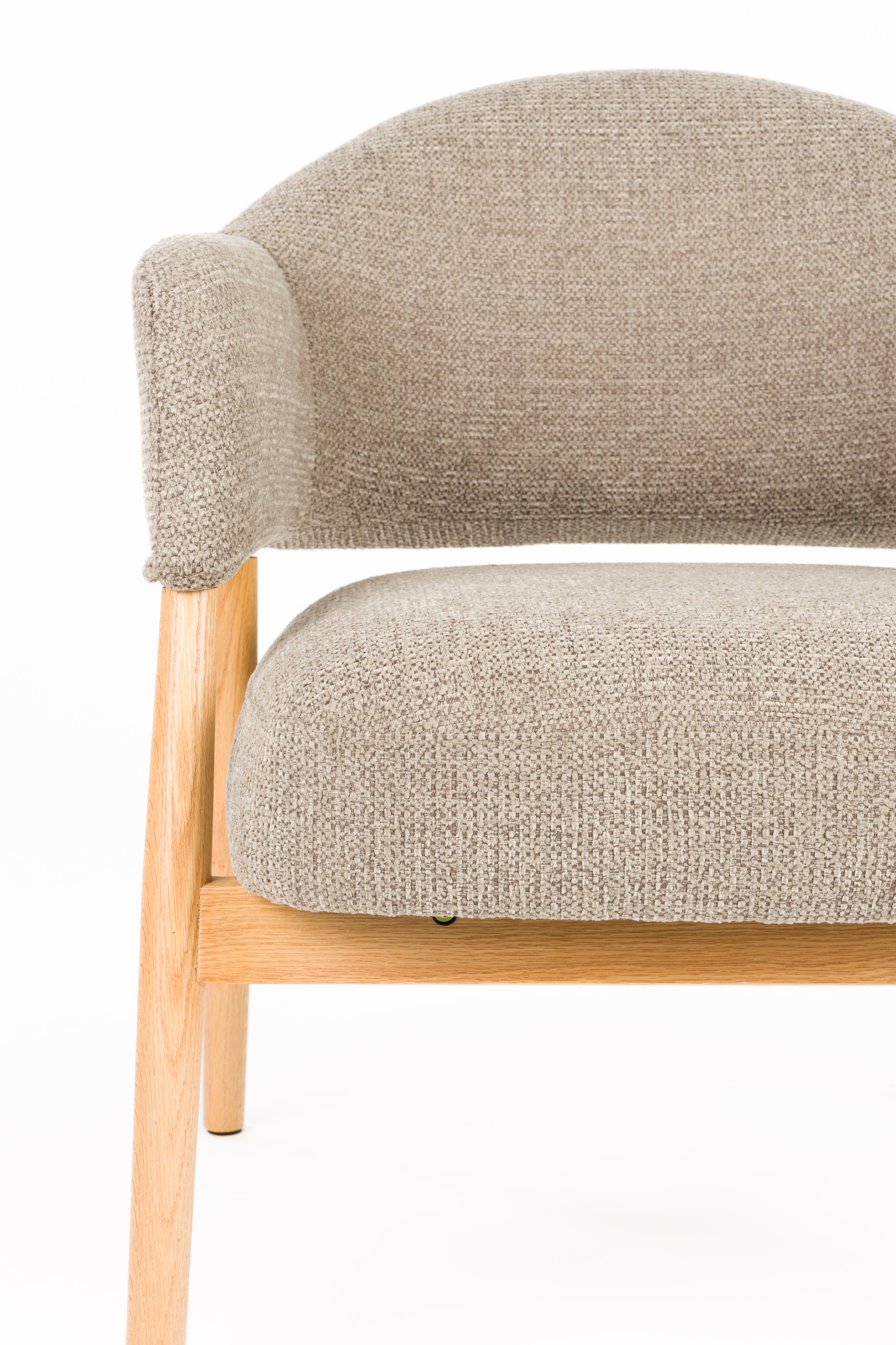 Fotel INDY hnedý s drevenou základňou