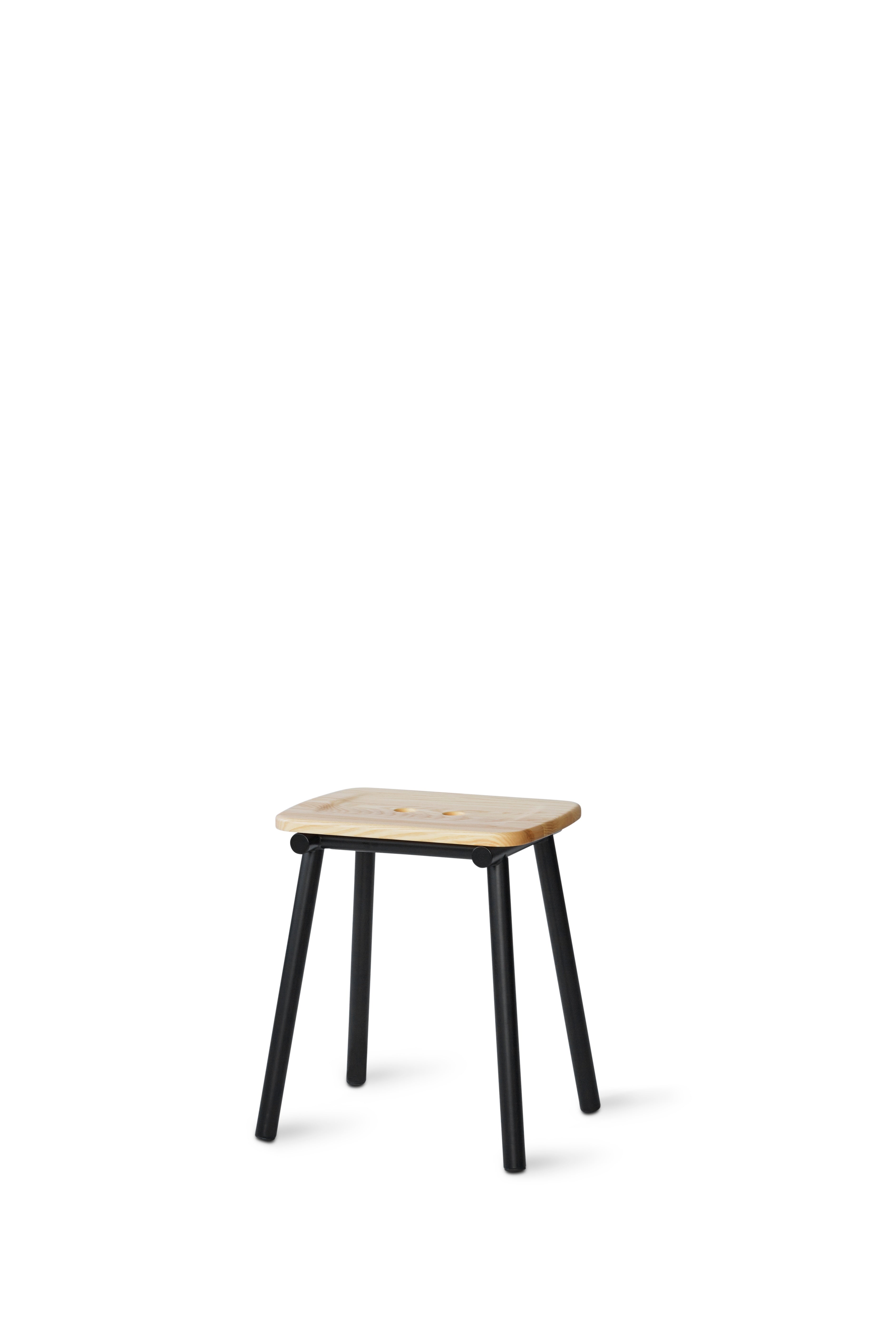 Stolička TUBBY TUBE prírodný jaseň s čiernym podstavcom