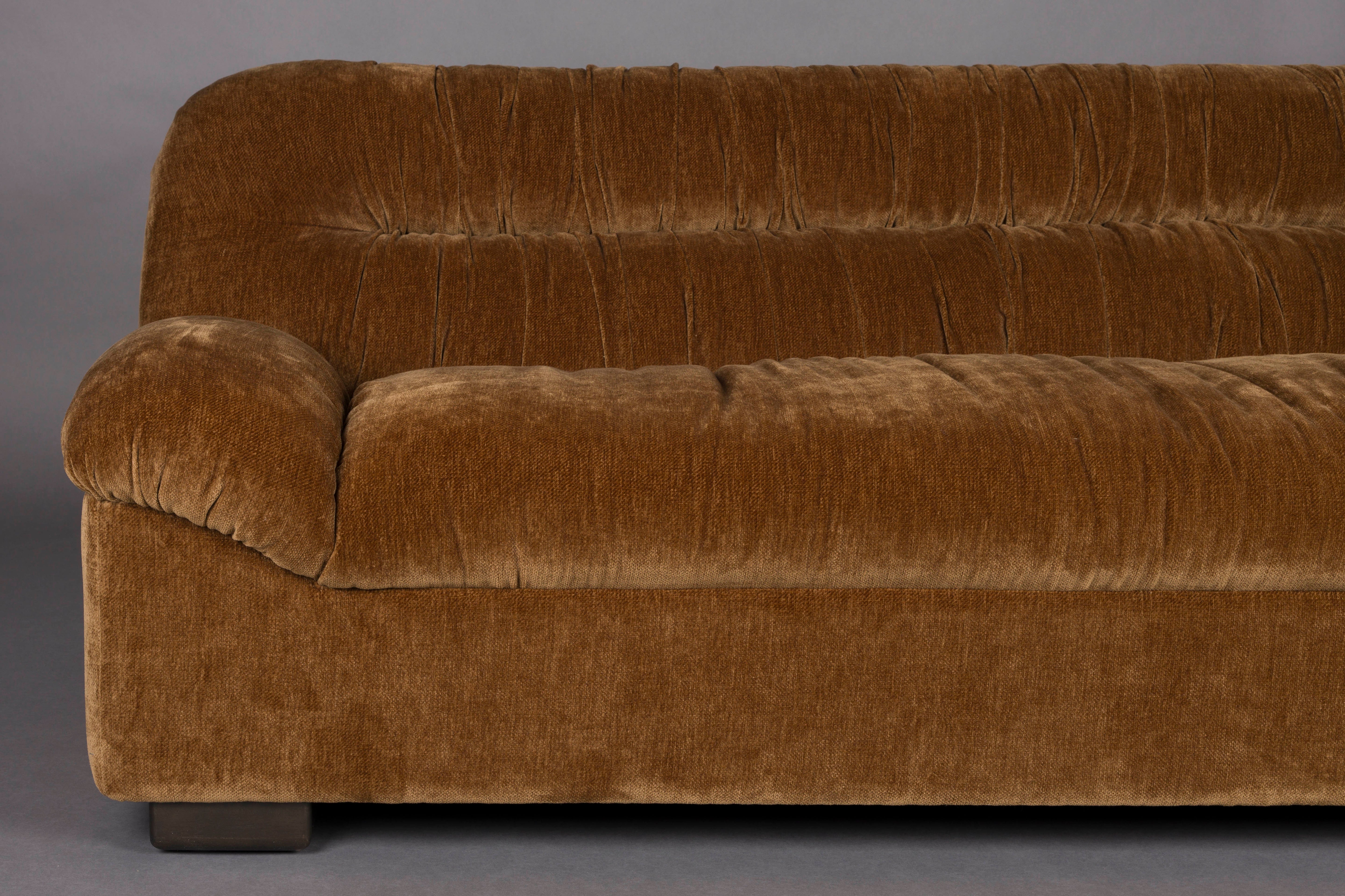 DOUGLAS sofa in cognac velvet