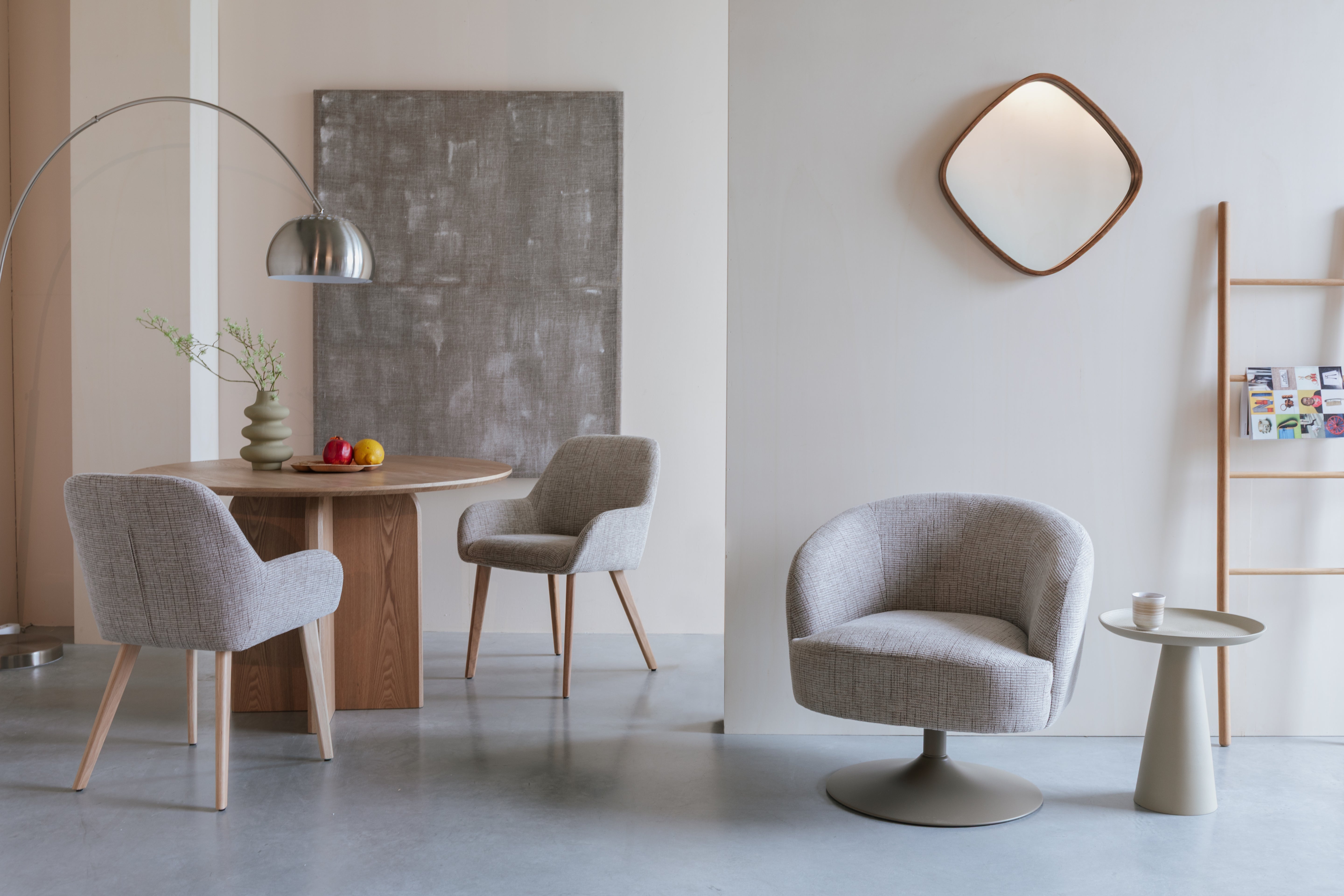 Stolička LOUA béžová s drevenou základňou