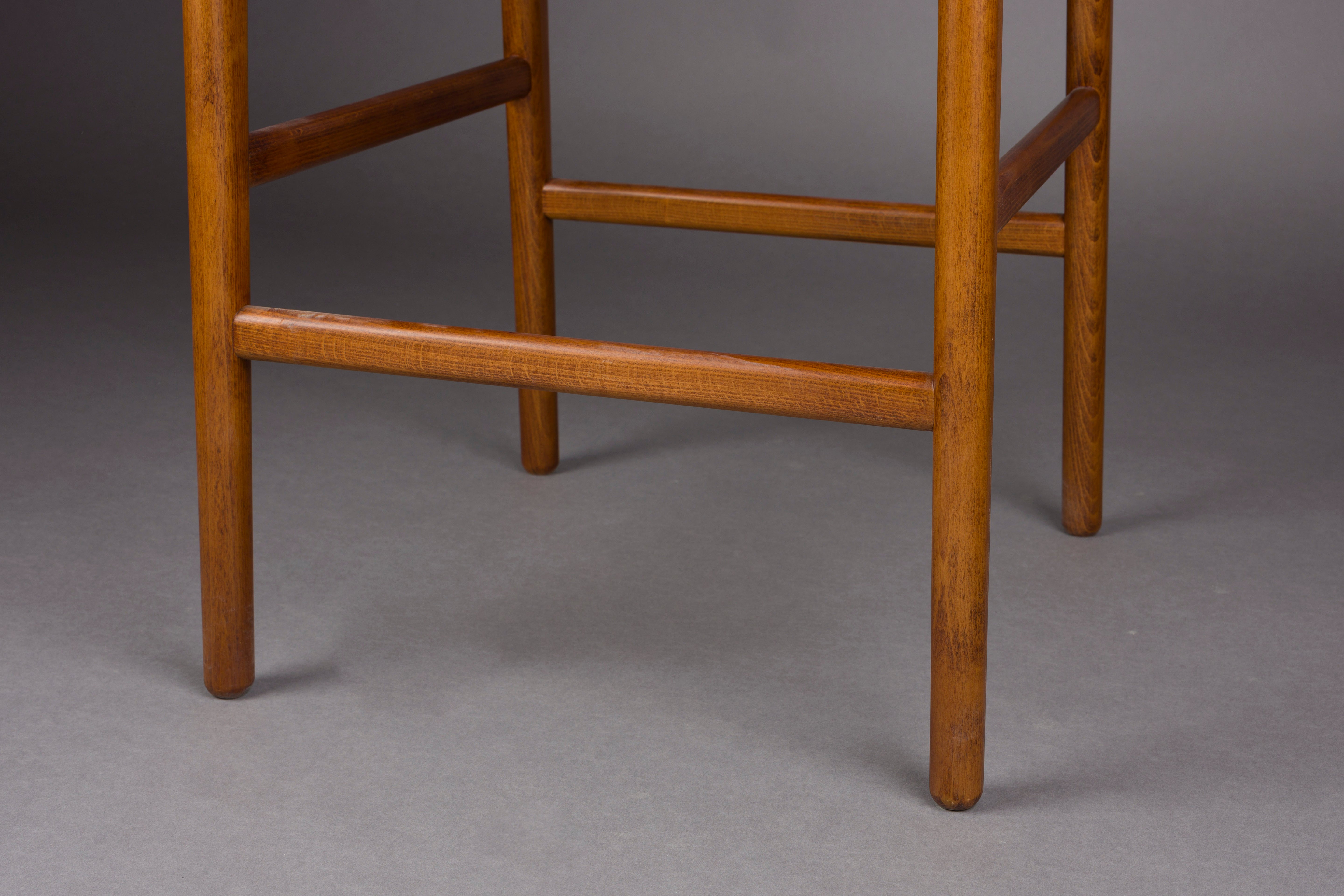 Hoker CECILE z bukového dreva s orechovým povrchom