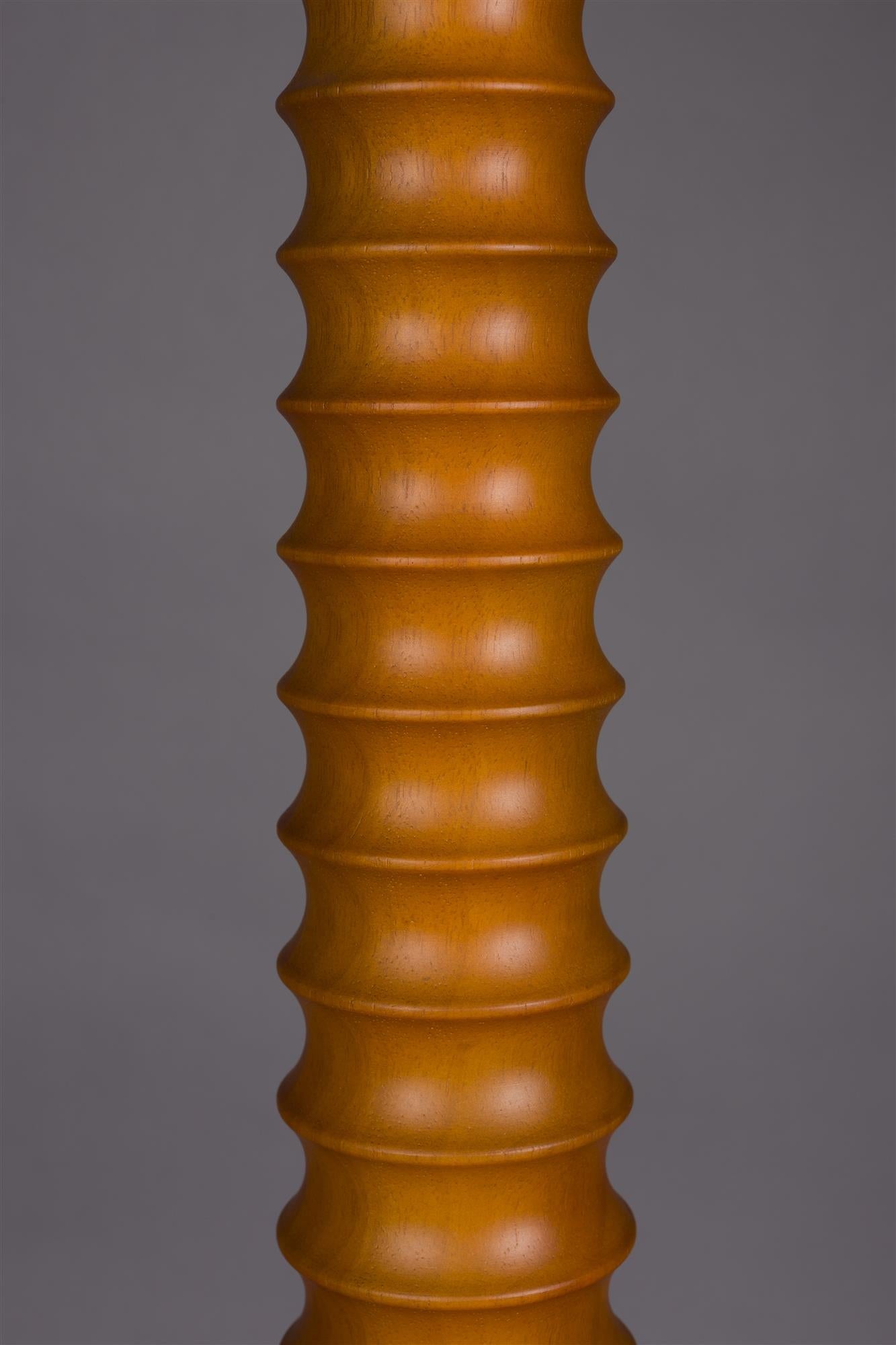 Stojaca lampa HORACE z dubového dreva s bavlneným tienidlom