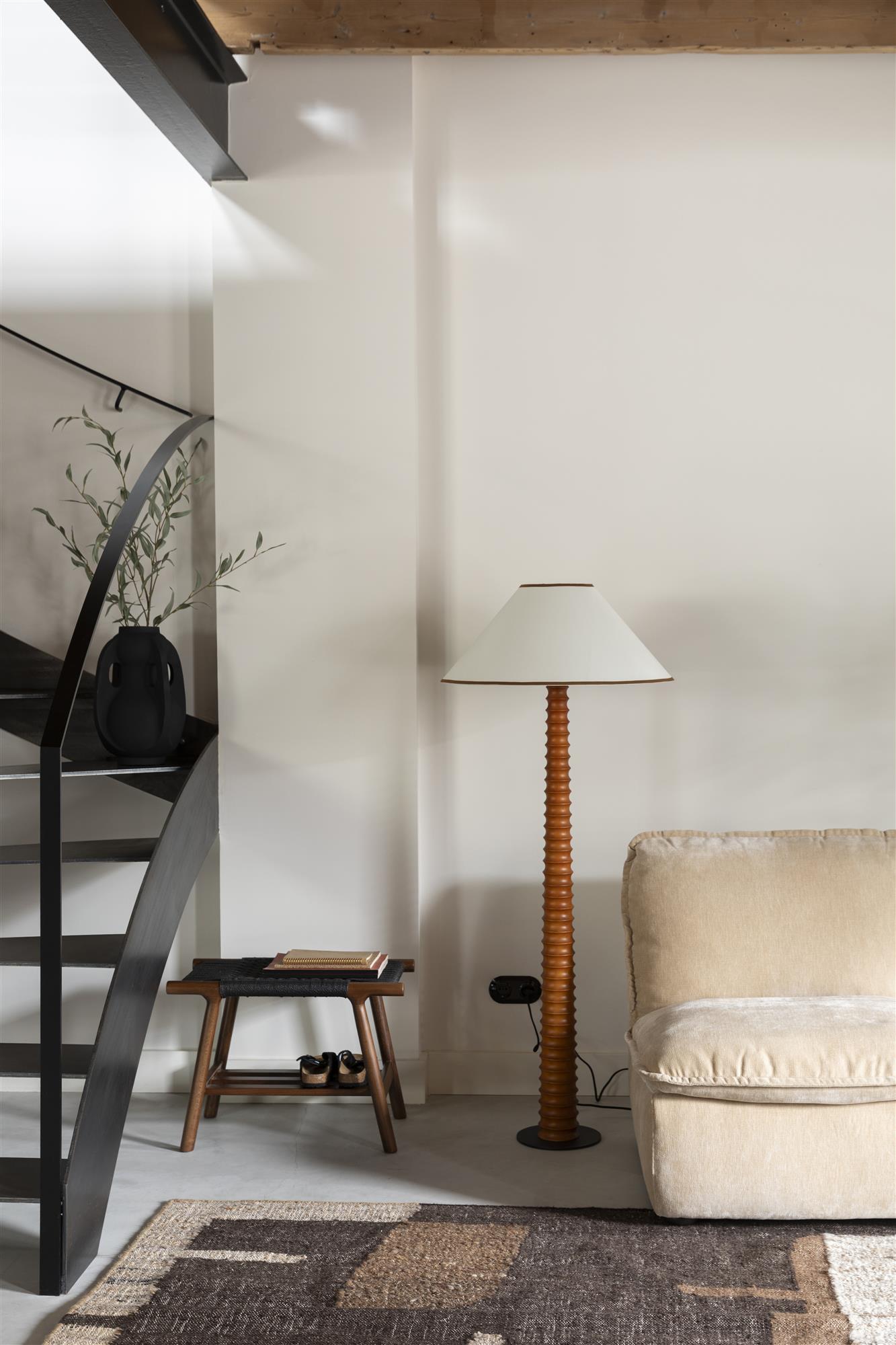 Stojaca lampa HORACE z dubového dreva s bavlneným tienidlom