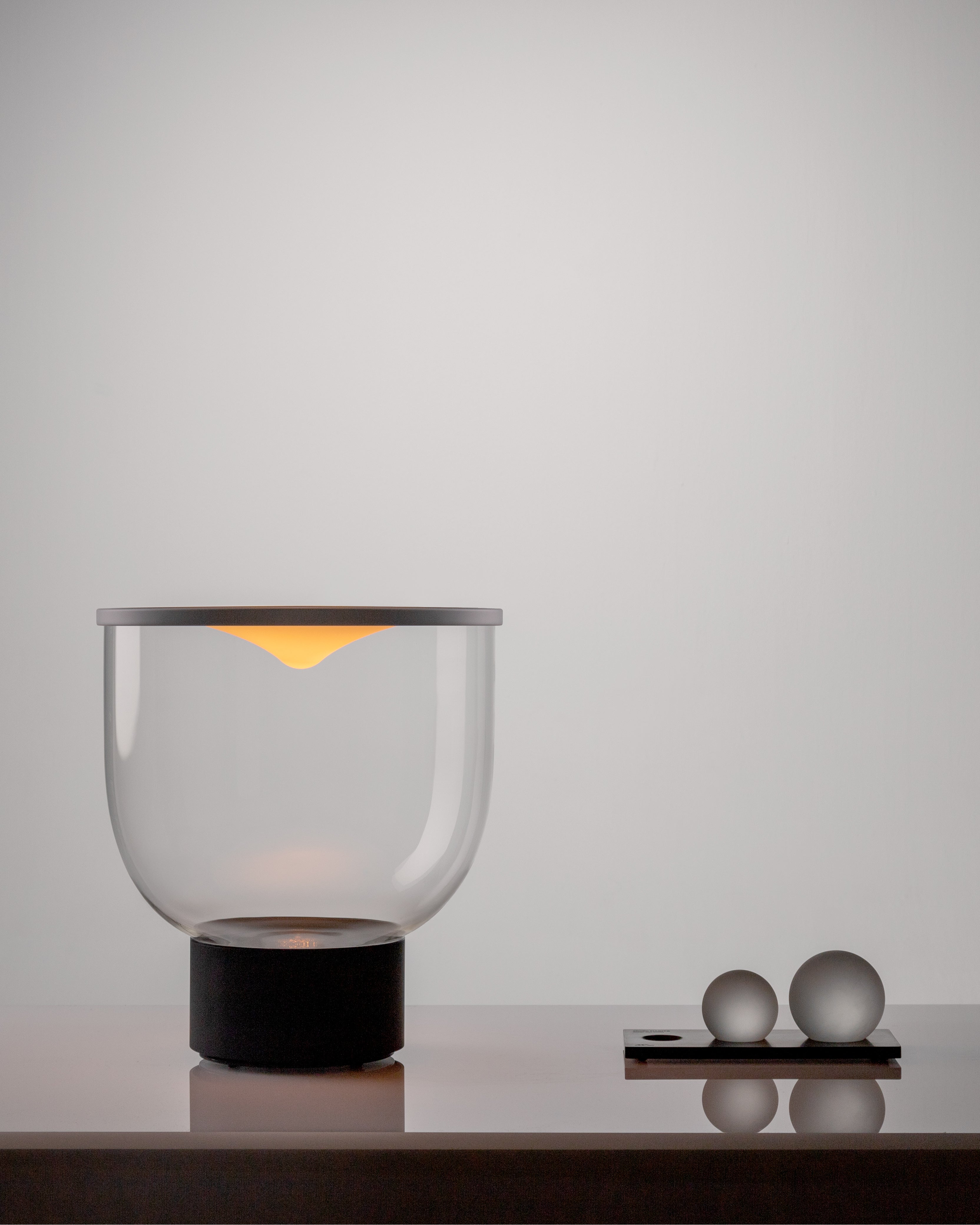 GRAMMOLUCE table lamp with a glass shade and black base.