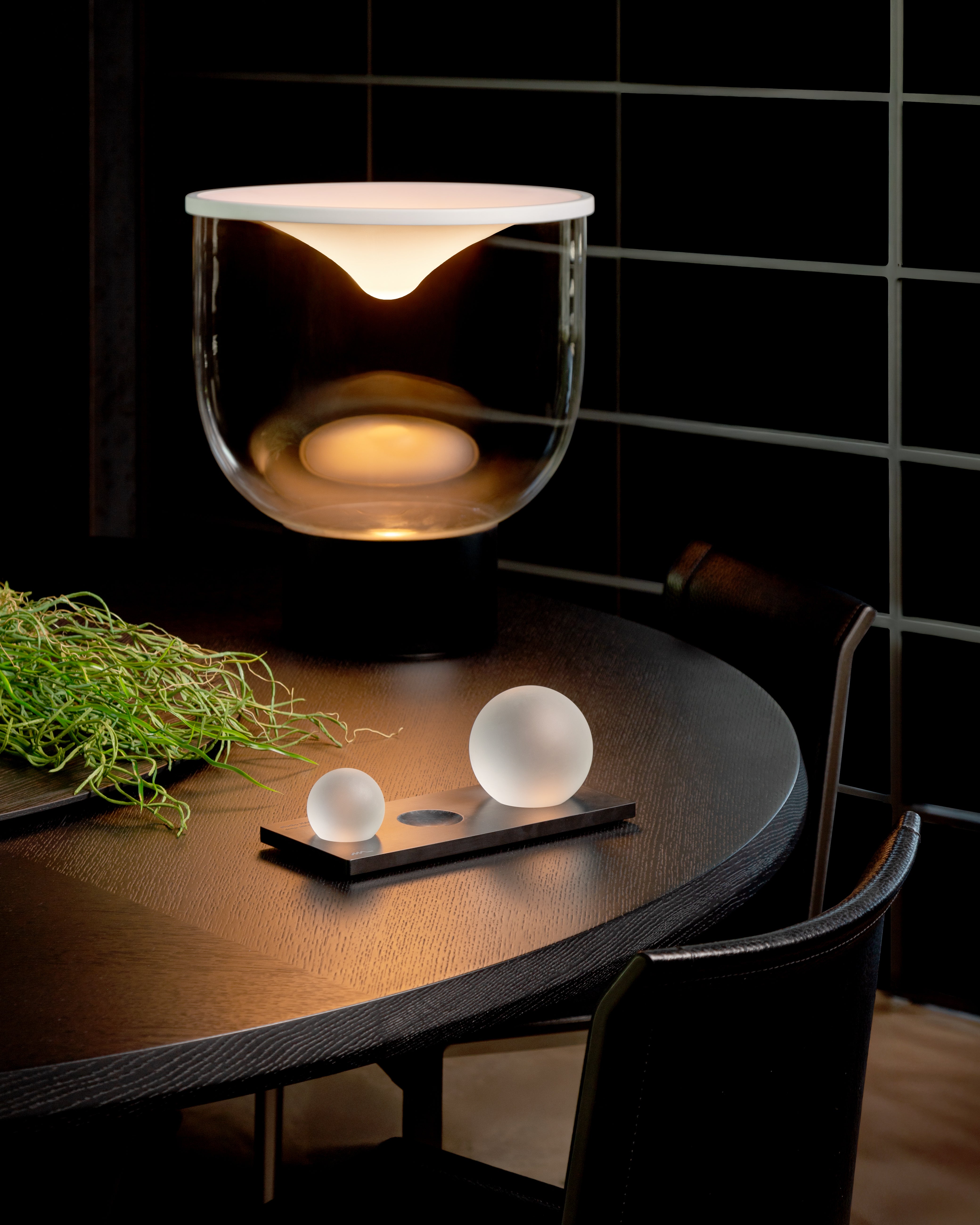 GRAMMOLUCE table lamp with a glass shade and black base.