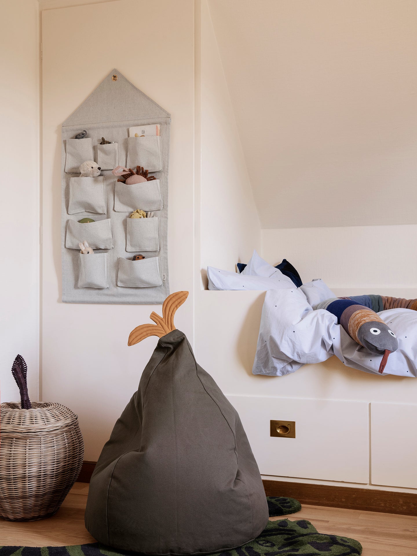 PEAR pouf in dark green with orange