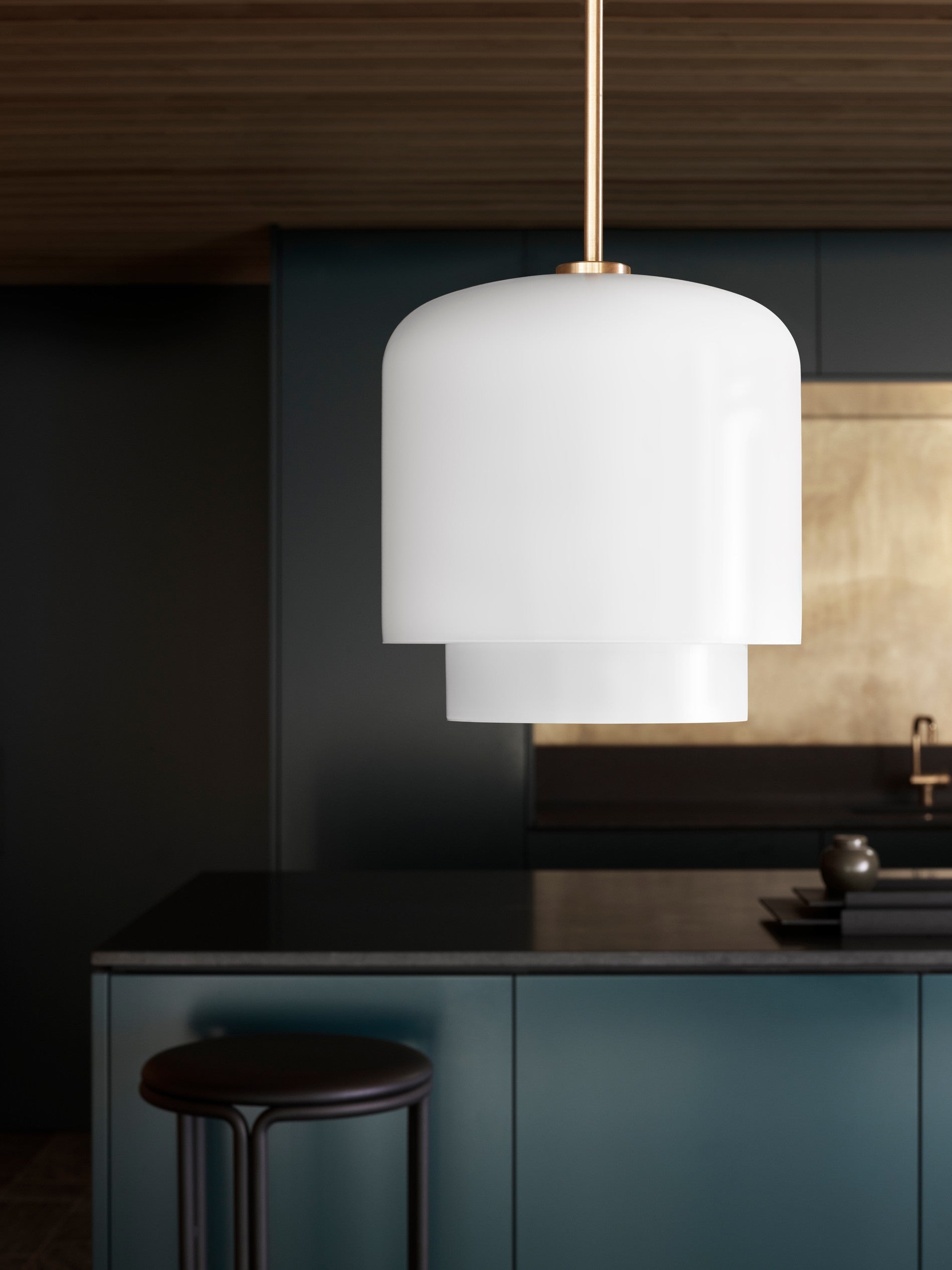 Závesná lampa MEGUMI biela s mosadzným povrchom