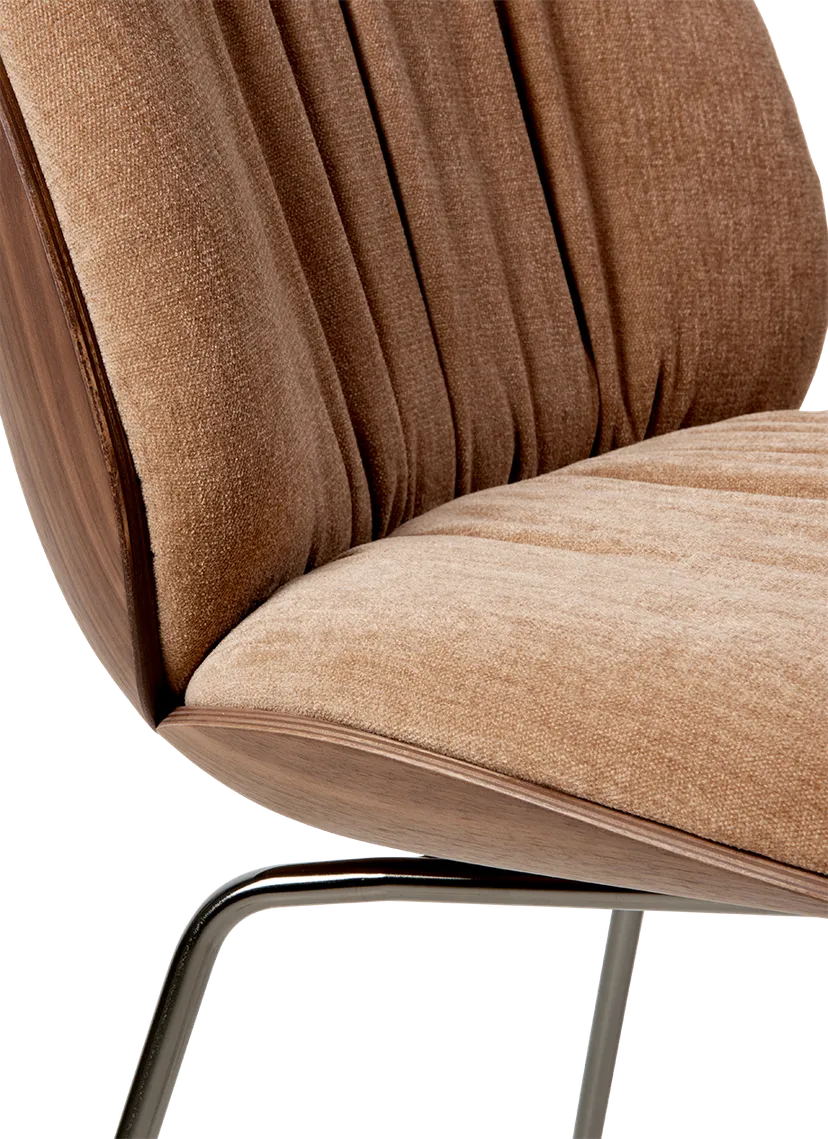 Kreslo BEETLE SOFT čalúnené s dreveným povrchom a čiernym chrómovým podstavcom