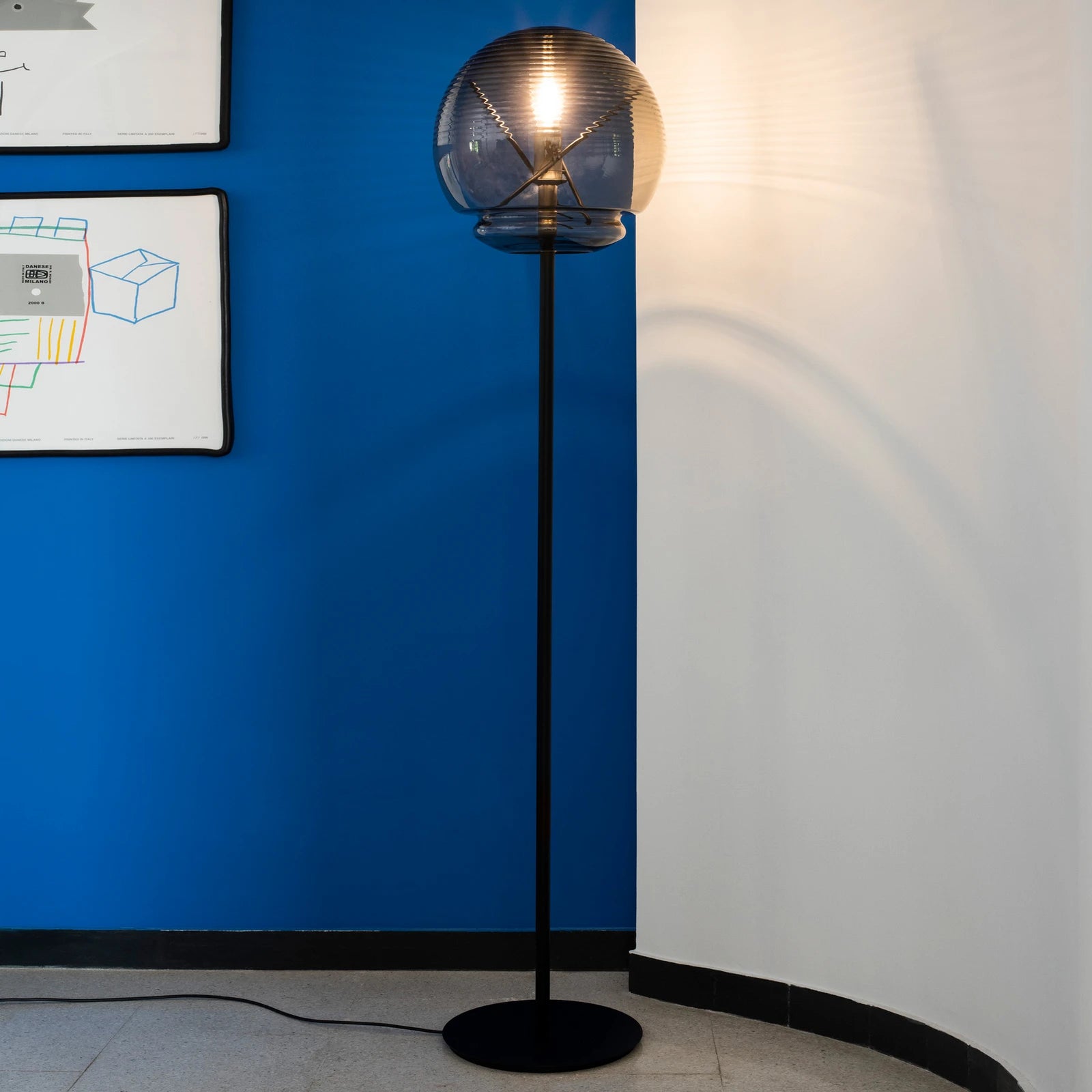 Stojaca lampa VITRUVIO čierna so skleneným tienidlo