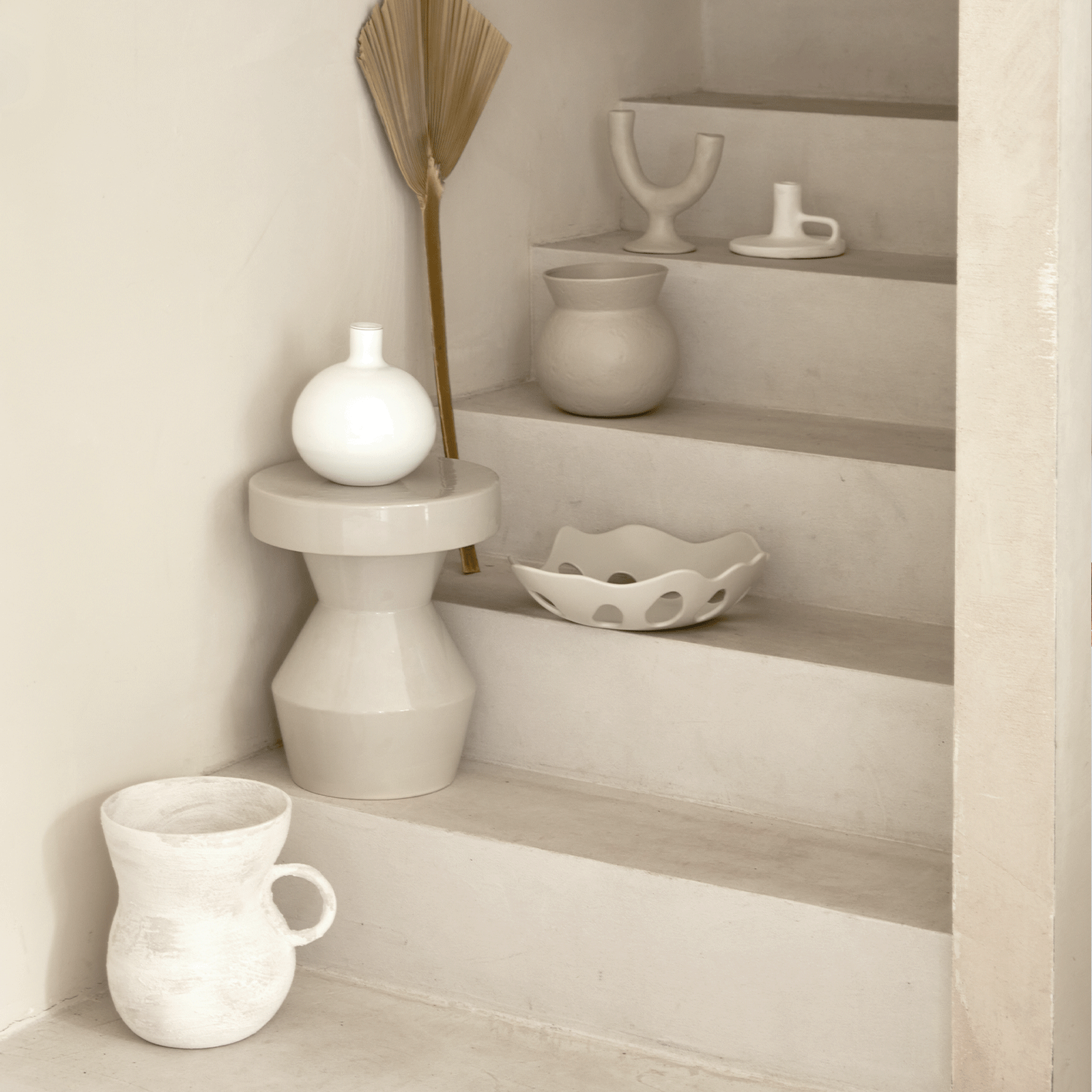 Bočný stolík SCULPTURAL krémová keramika