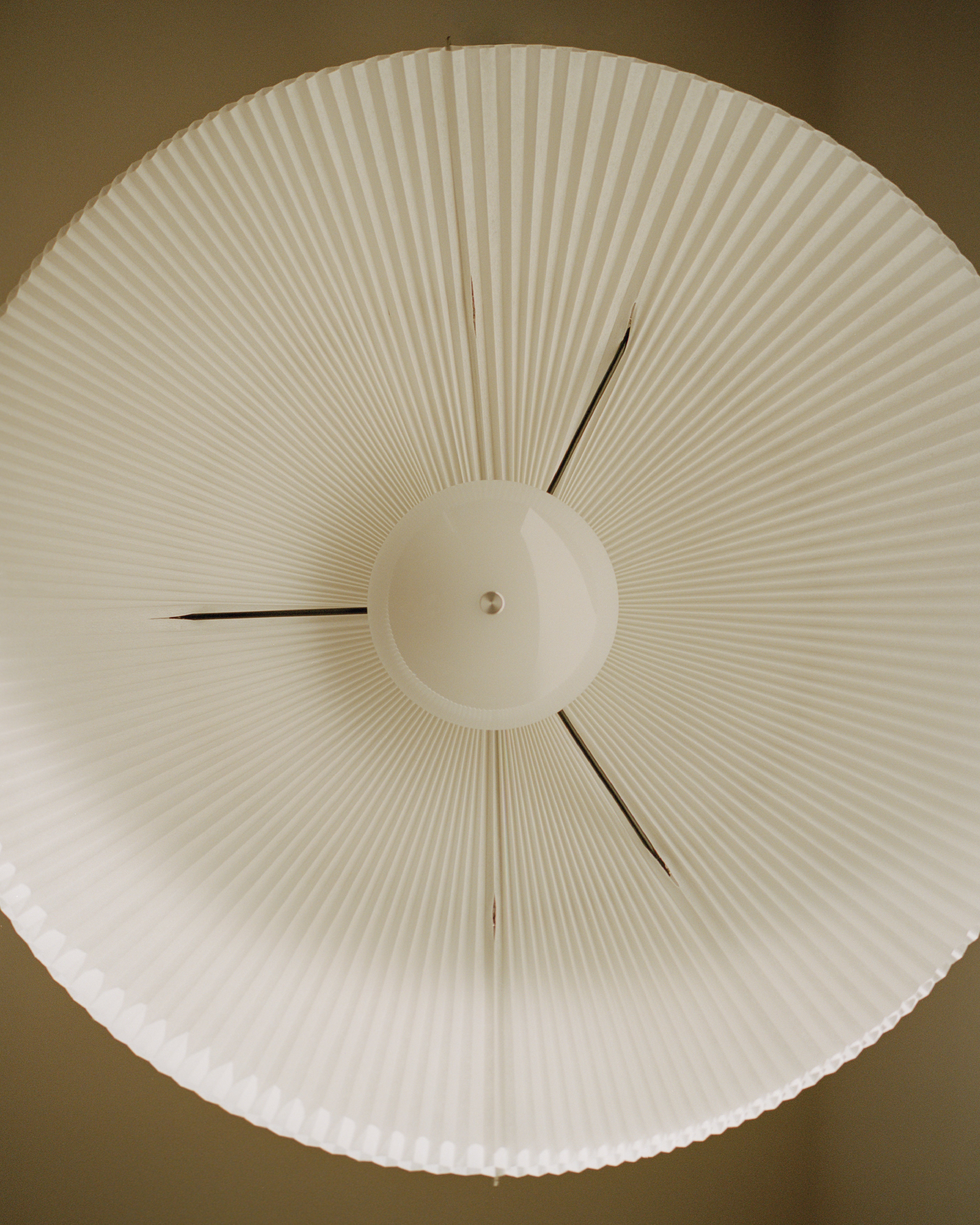 Závesná lampa NEBRA biela