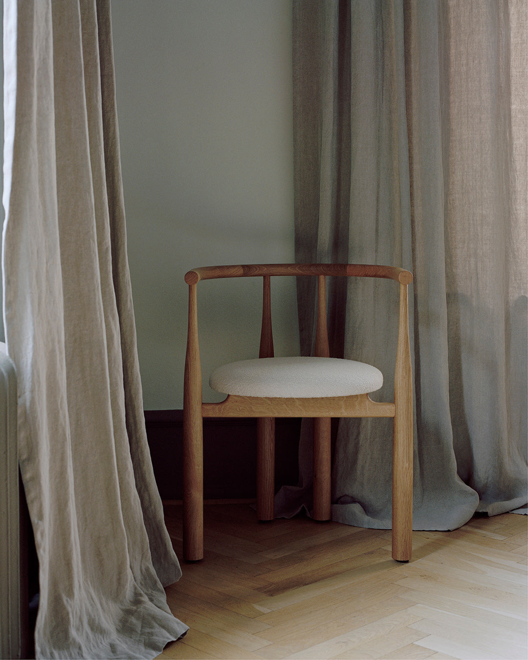 Bukowski chair upholstered with an oak base