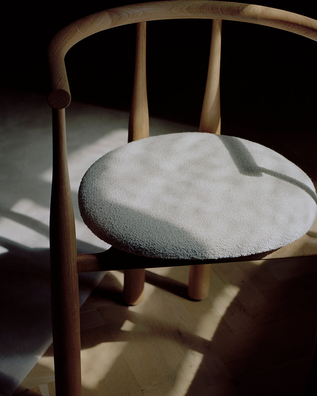 Bukowski chair upholstered with an oak base