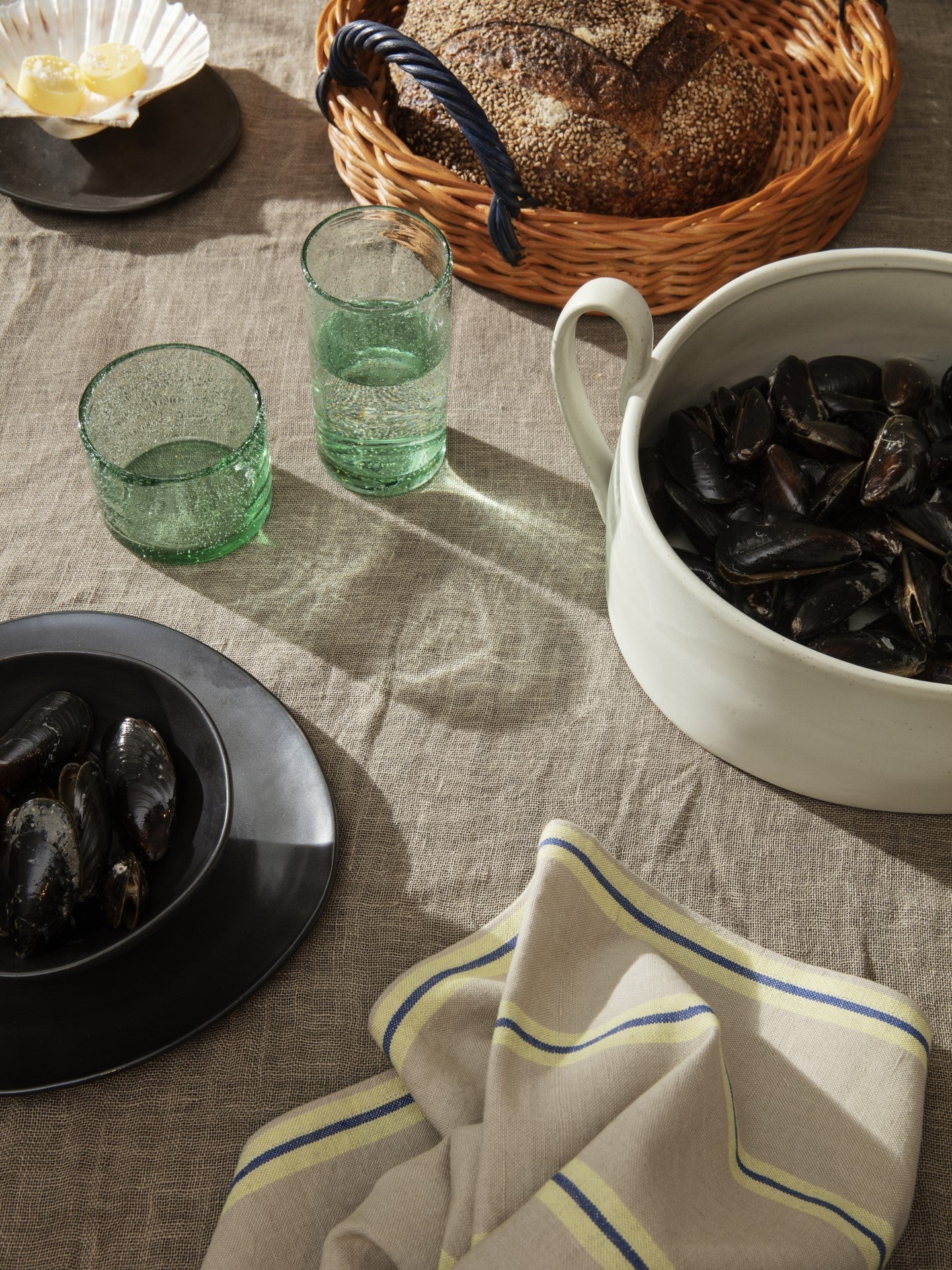 Misa FLOW CENTREPIECE zlomená biela