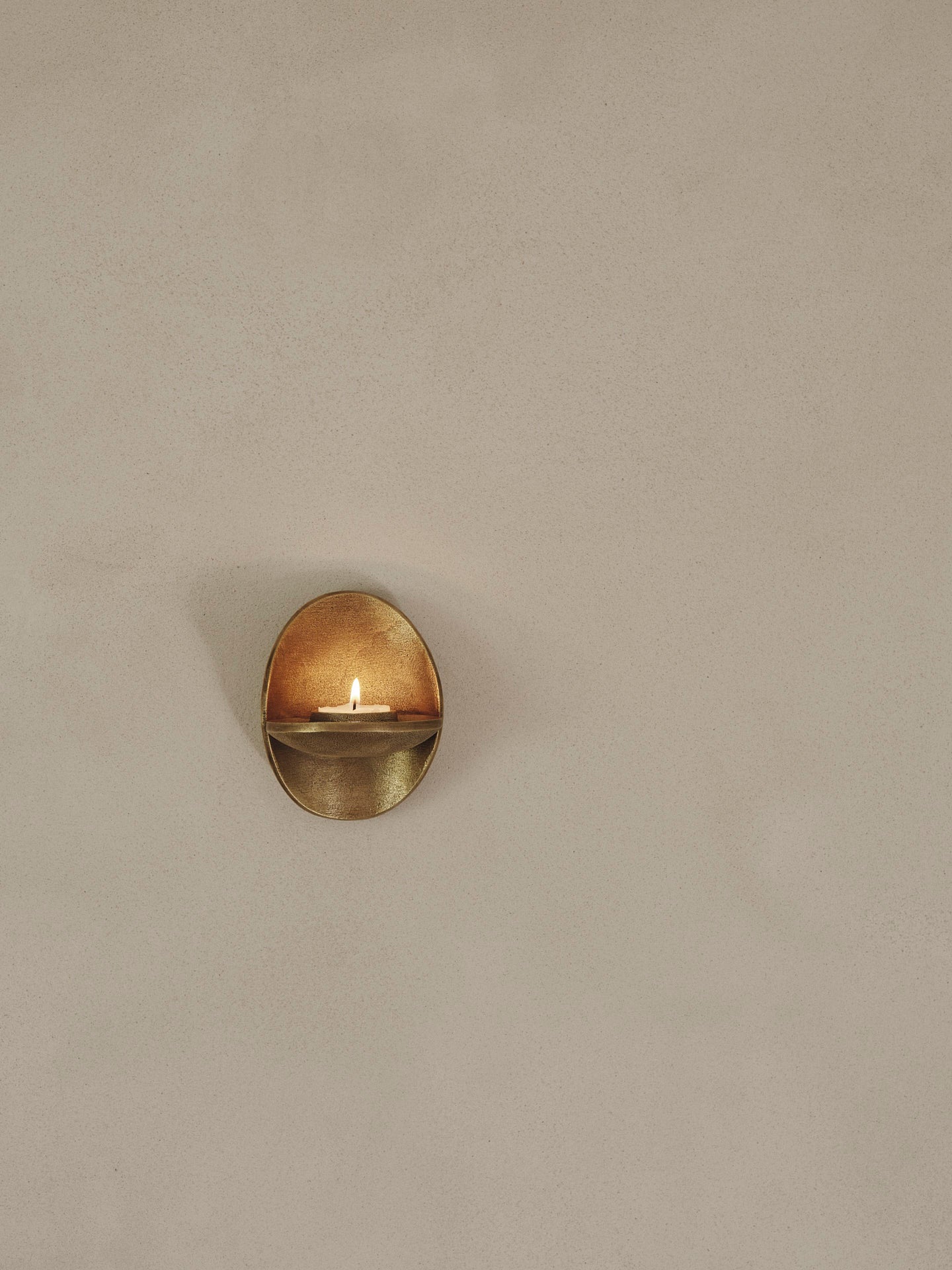 AGAPÉ TEALIGHT wall candle holder with brass finish