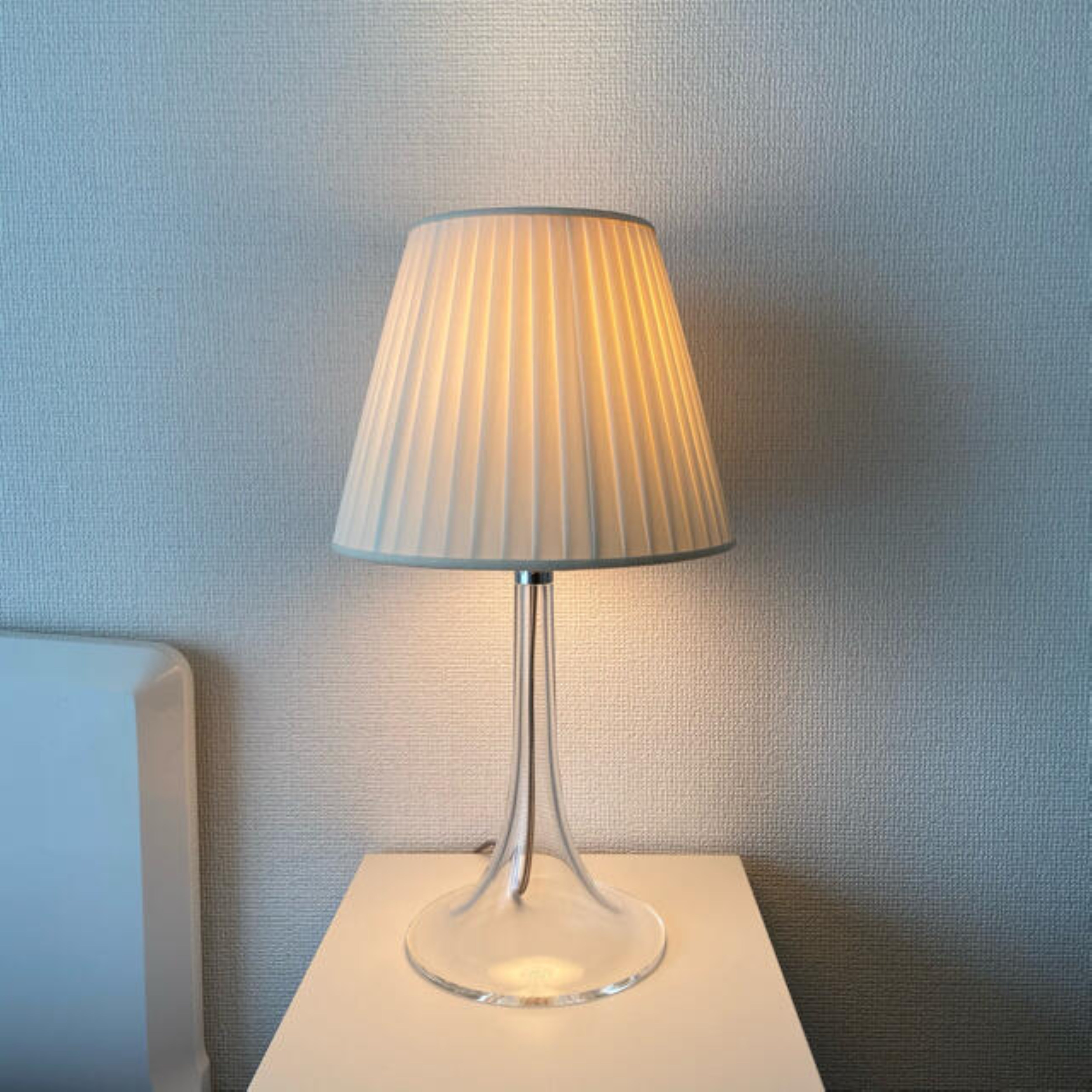 Stolná lampa MISS K s textilným tienidlo