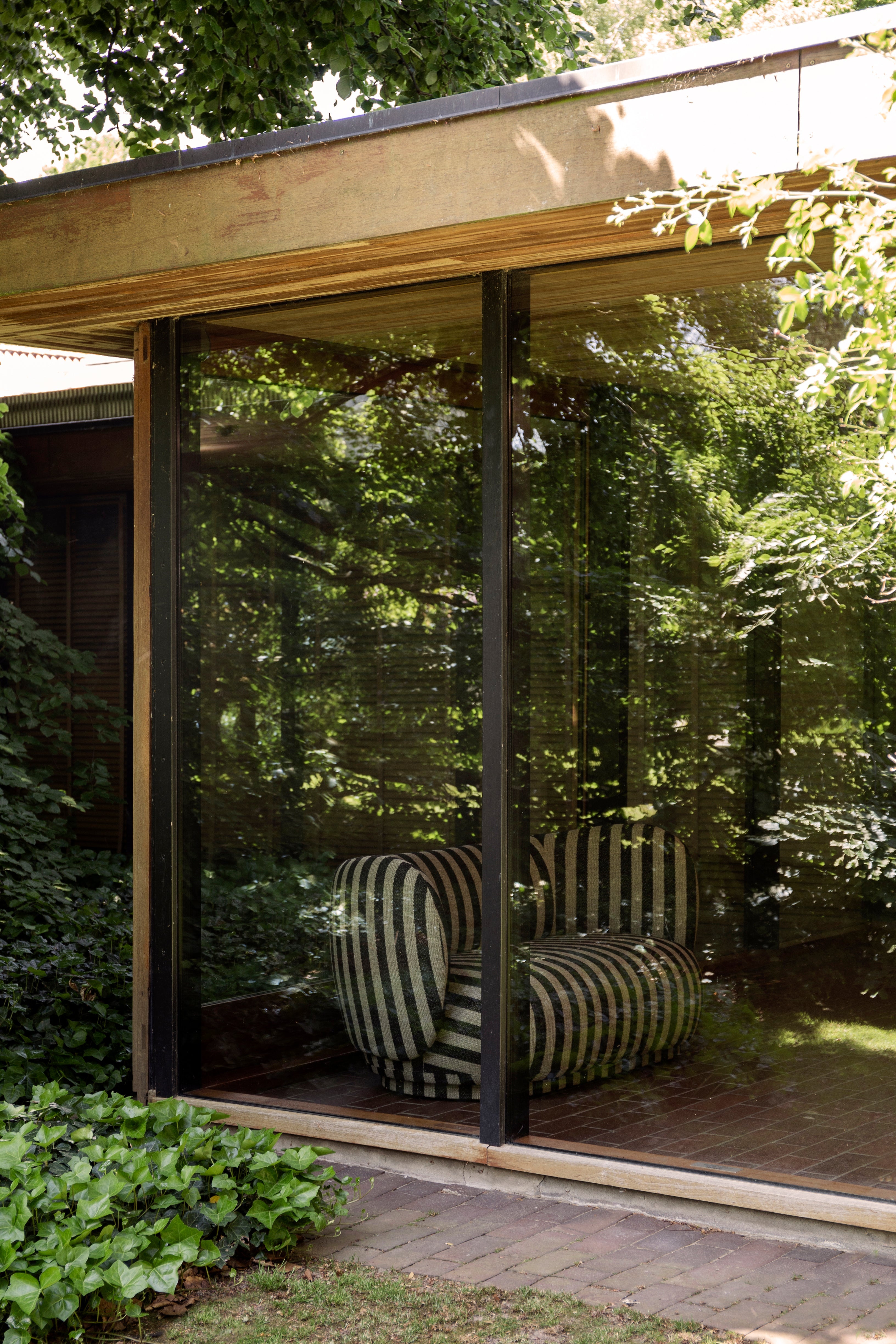 Pohovka 2-osobová RICO Louisiana čierno-biela