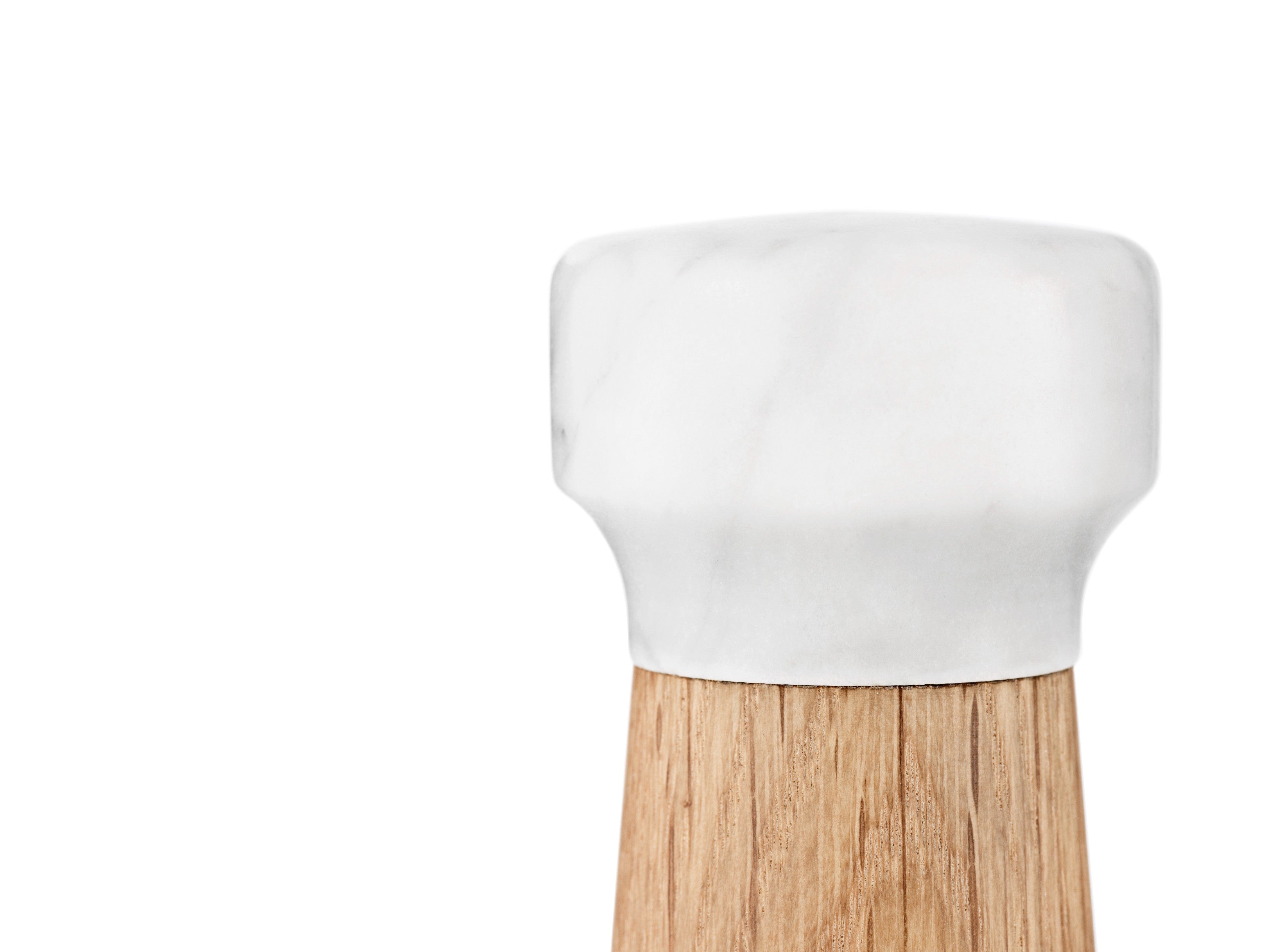 Mlynček na soľ CRAFT z dubového dreva s bielym mramorom