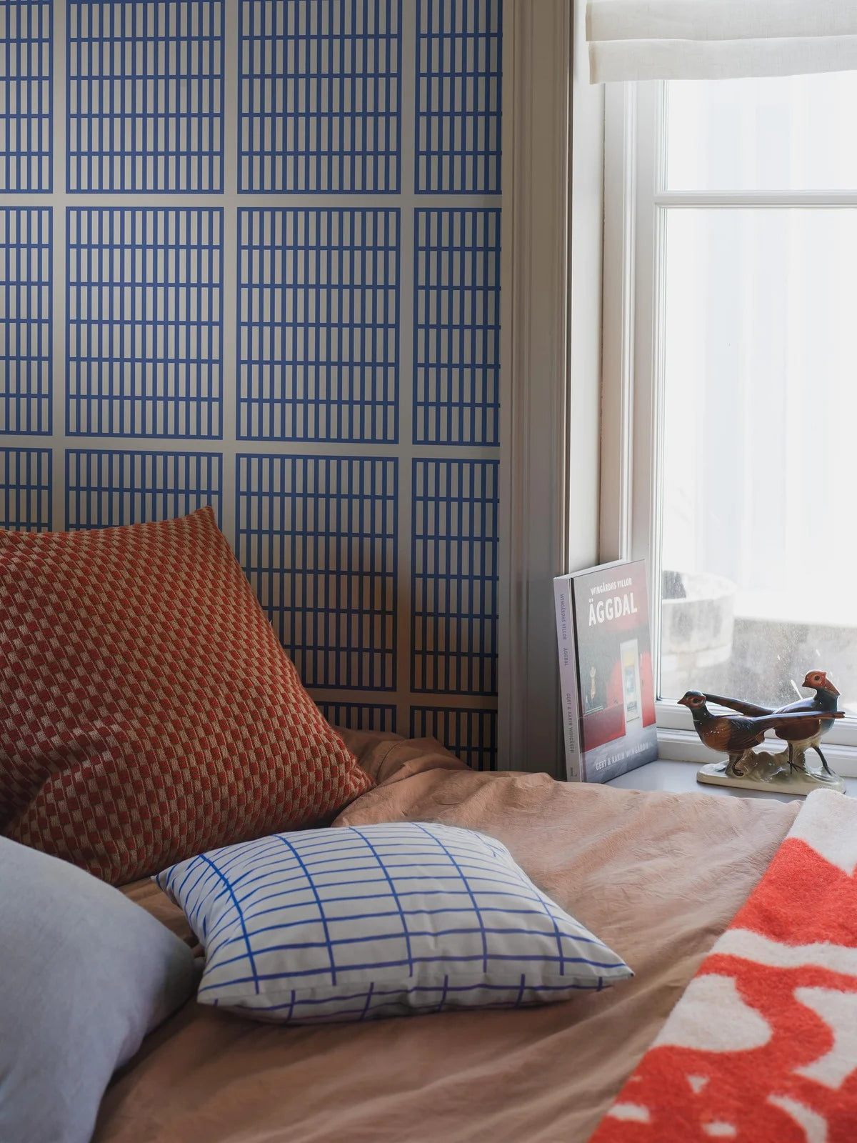 Tapeta s geometrickým vzorom ALVAR AALTO 14/6 biela s modrou