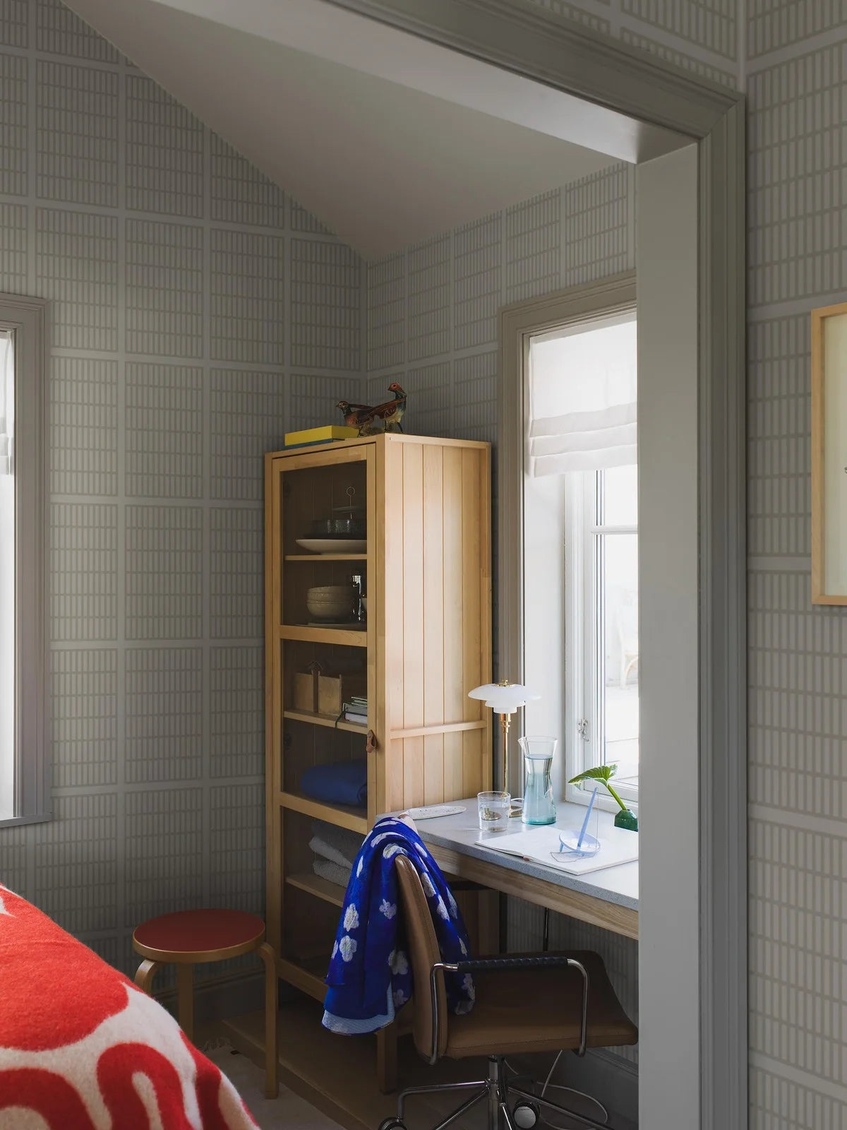 Tapeta s geometrickým vzorom ALVAR AALTO 14/6 biela so šedou