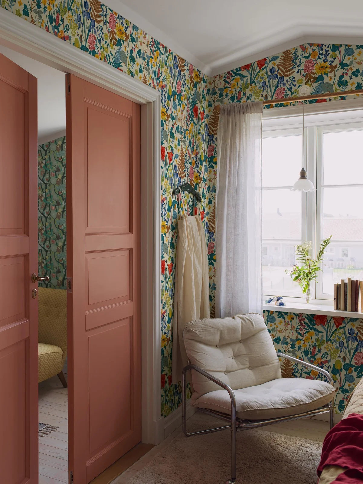 Tapeta s rastlinným motívom STUGRABATT béžová s modrou