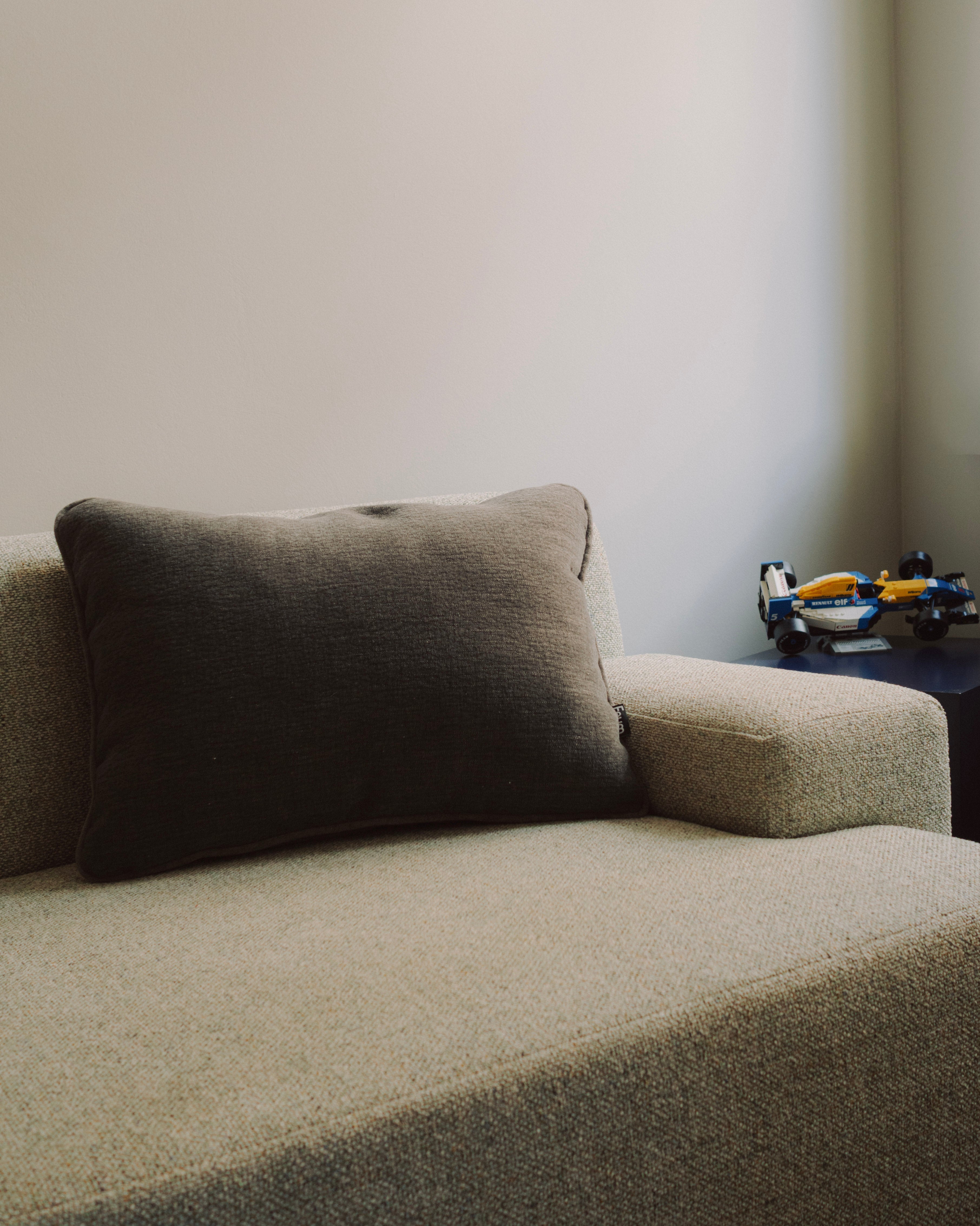 Vankúš MIU grafitový