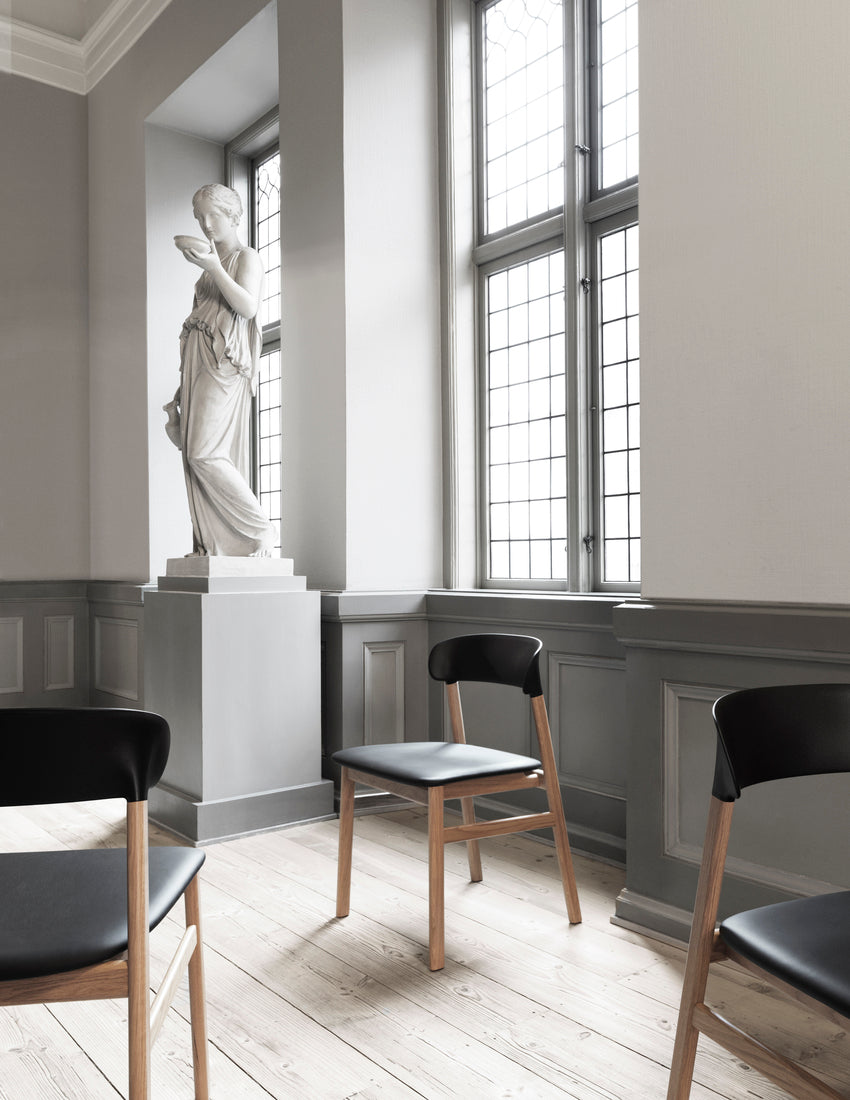 White Herit chair with a dark oak base