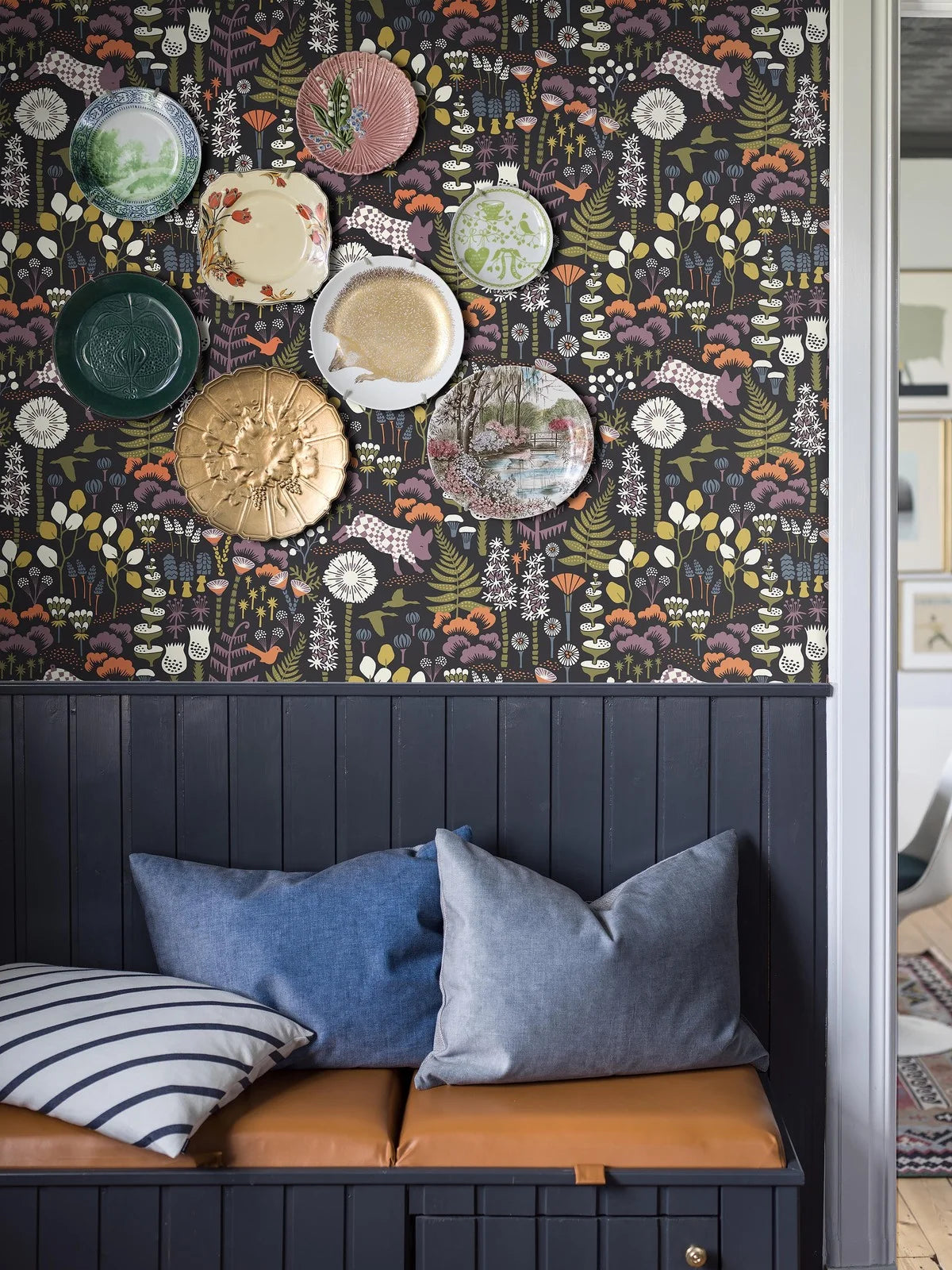 Tapeta flizelinowa papierowa z roślinnym wzorem HANNA WERNING HOPPMOSSE czarny