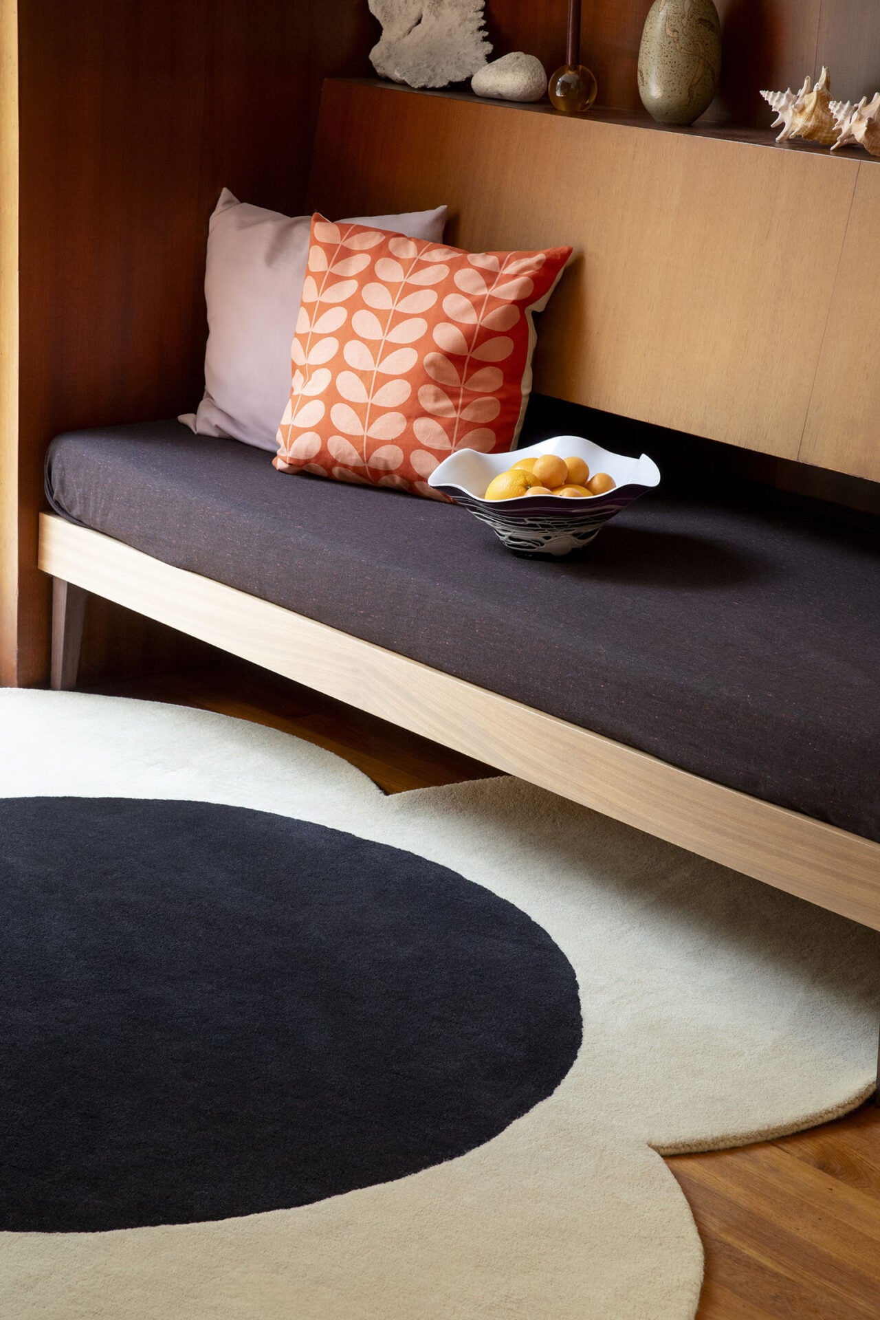 Round rug FLOWER SPOT ecru with black