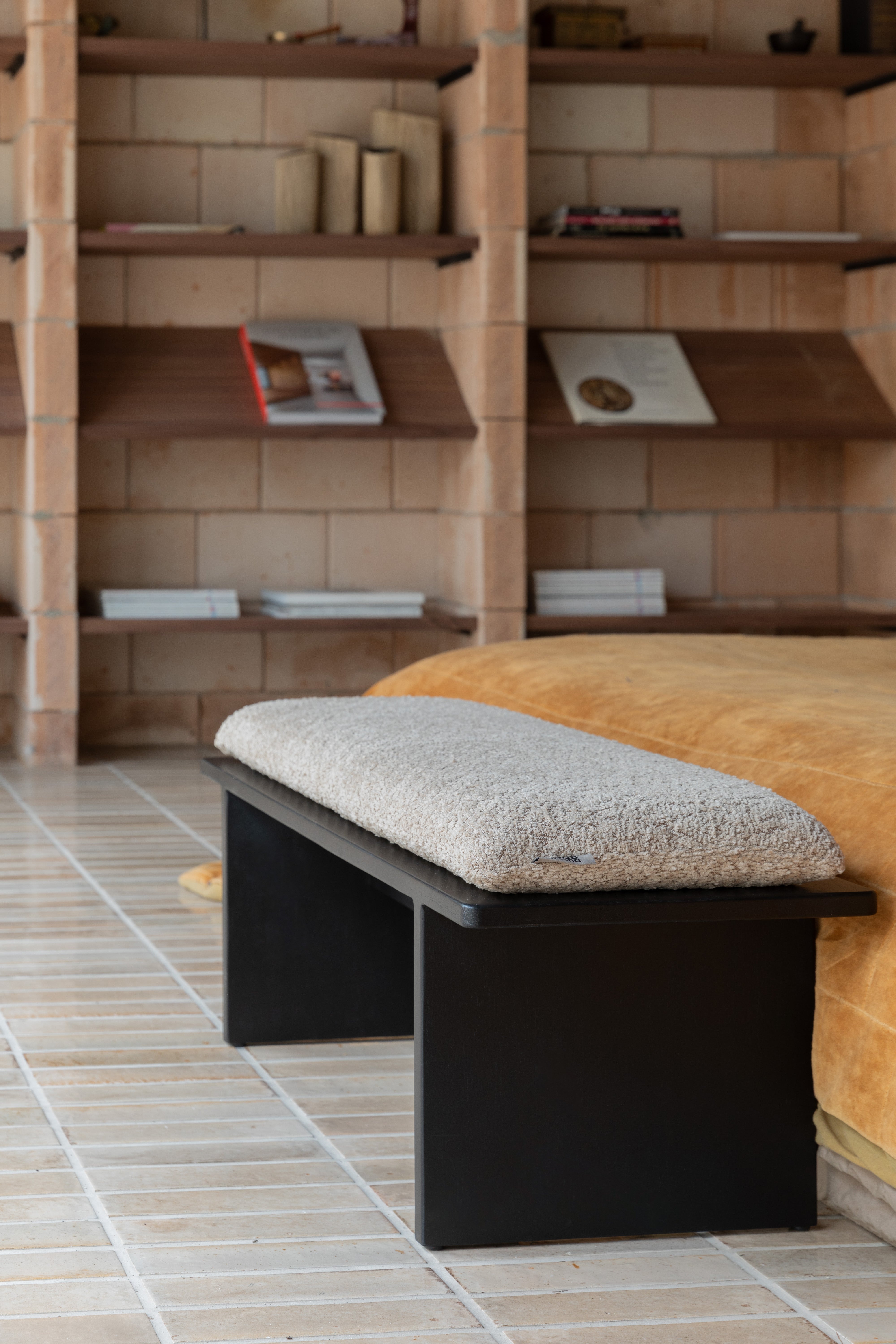 Ławka SHIHO złamana biel z drewnianą podstawą