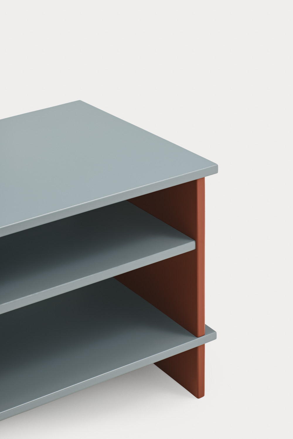 Nočná skrinka INARI šedá s tehlovo červenou