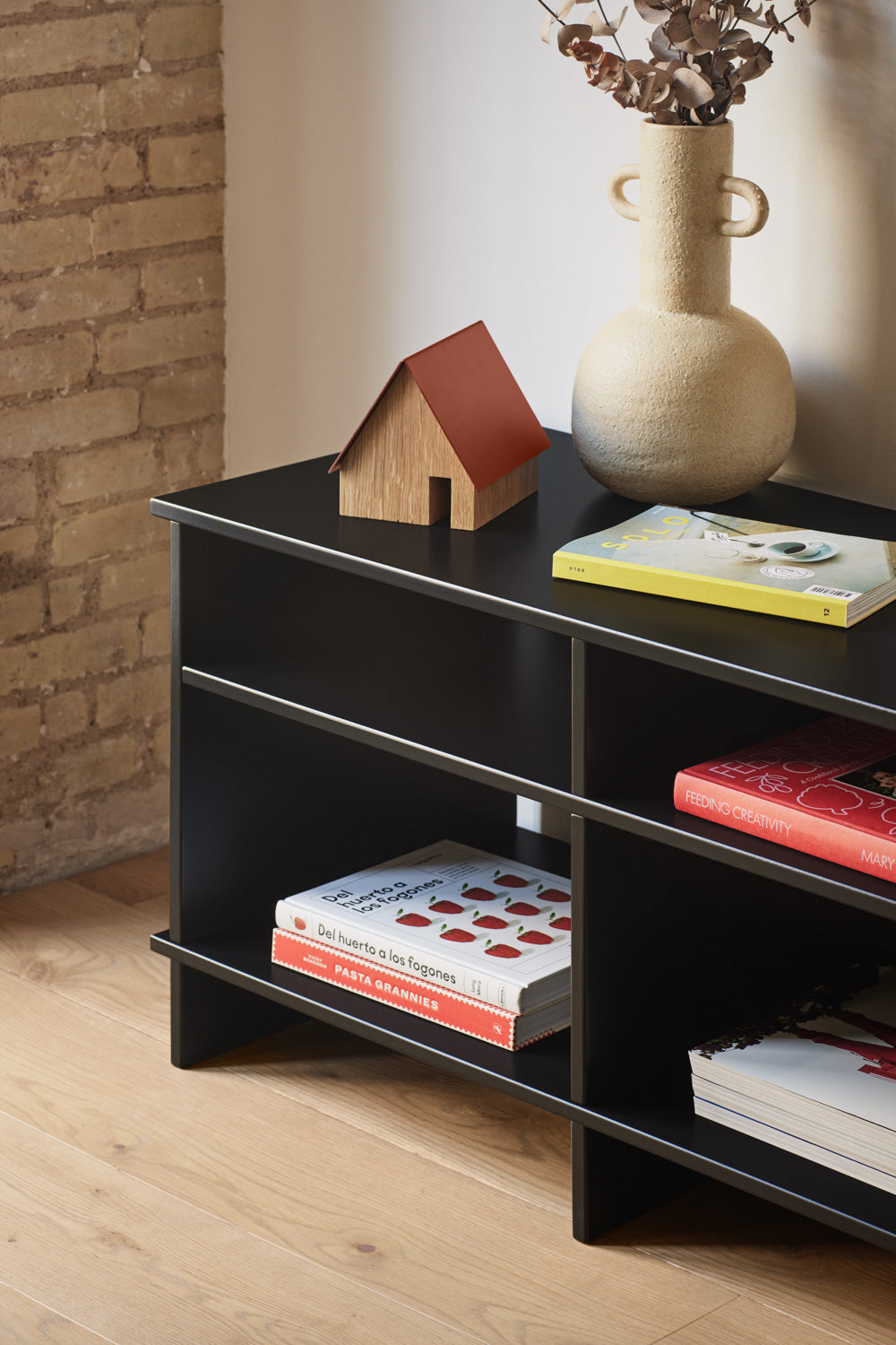 Televízna skrinka INARI čierna