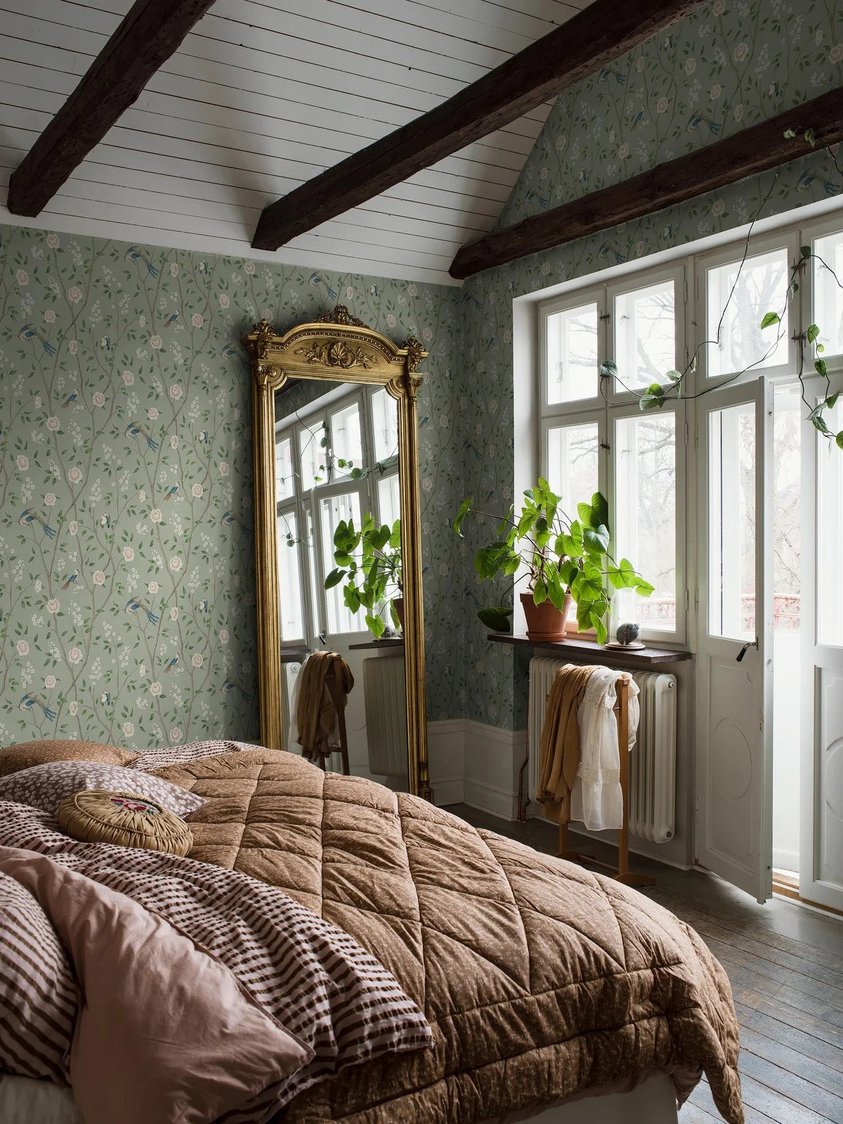 Papierová flizelínová tapeta s rastlinným vzorom PARADISE BIRDS zelená s bielou