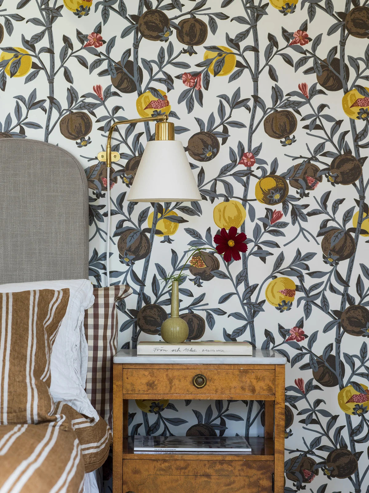 Tapeta s rastlinným vzorom ovocia GRANATAPPLE biela s hnedou