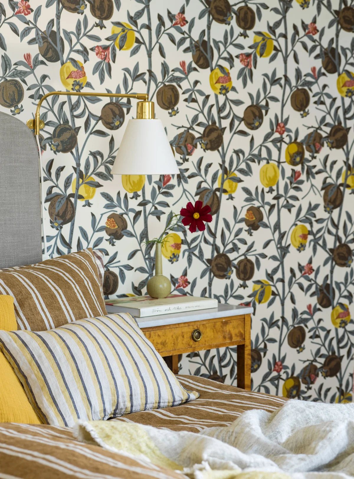 Tapeta s rastlinným vzorom ovocia GRANATAPPLE biela s hnedou